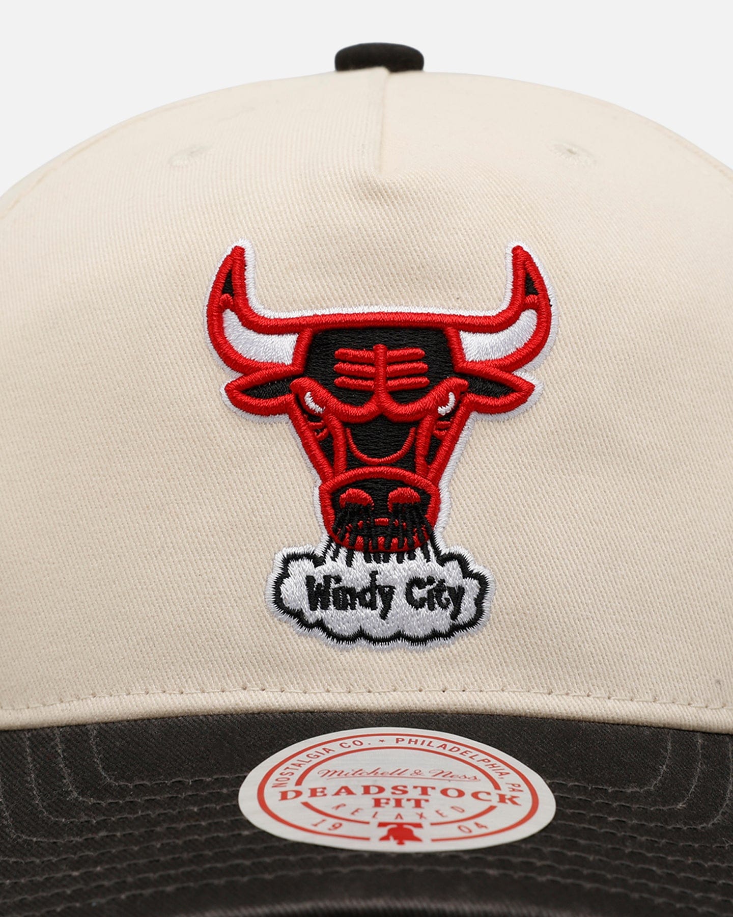 Mitchell & NESS Chicago Bulls Washed Cotton Deadstock Snapback Off White