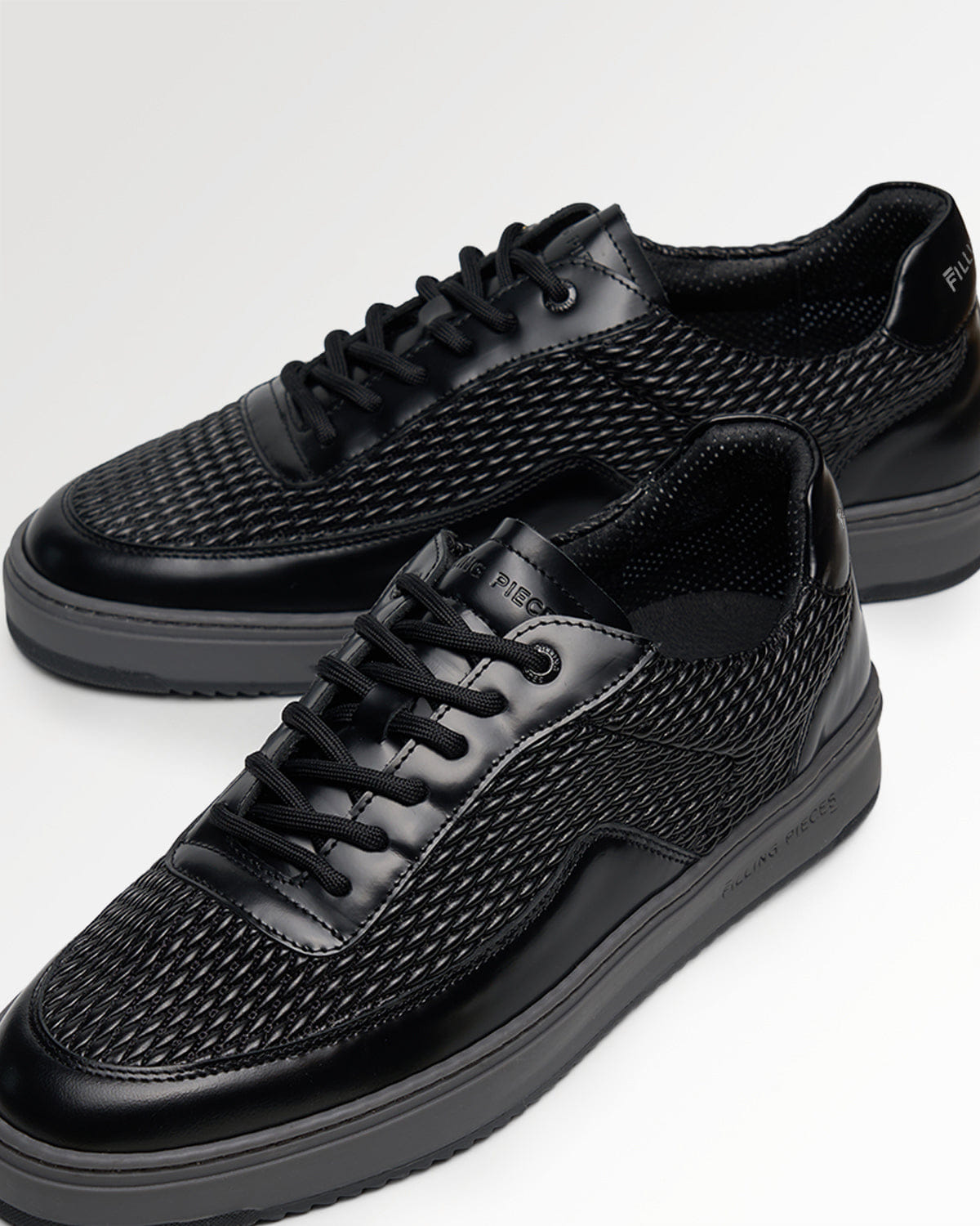 Conventional Mondo Reed Black