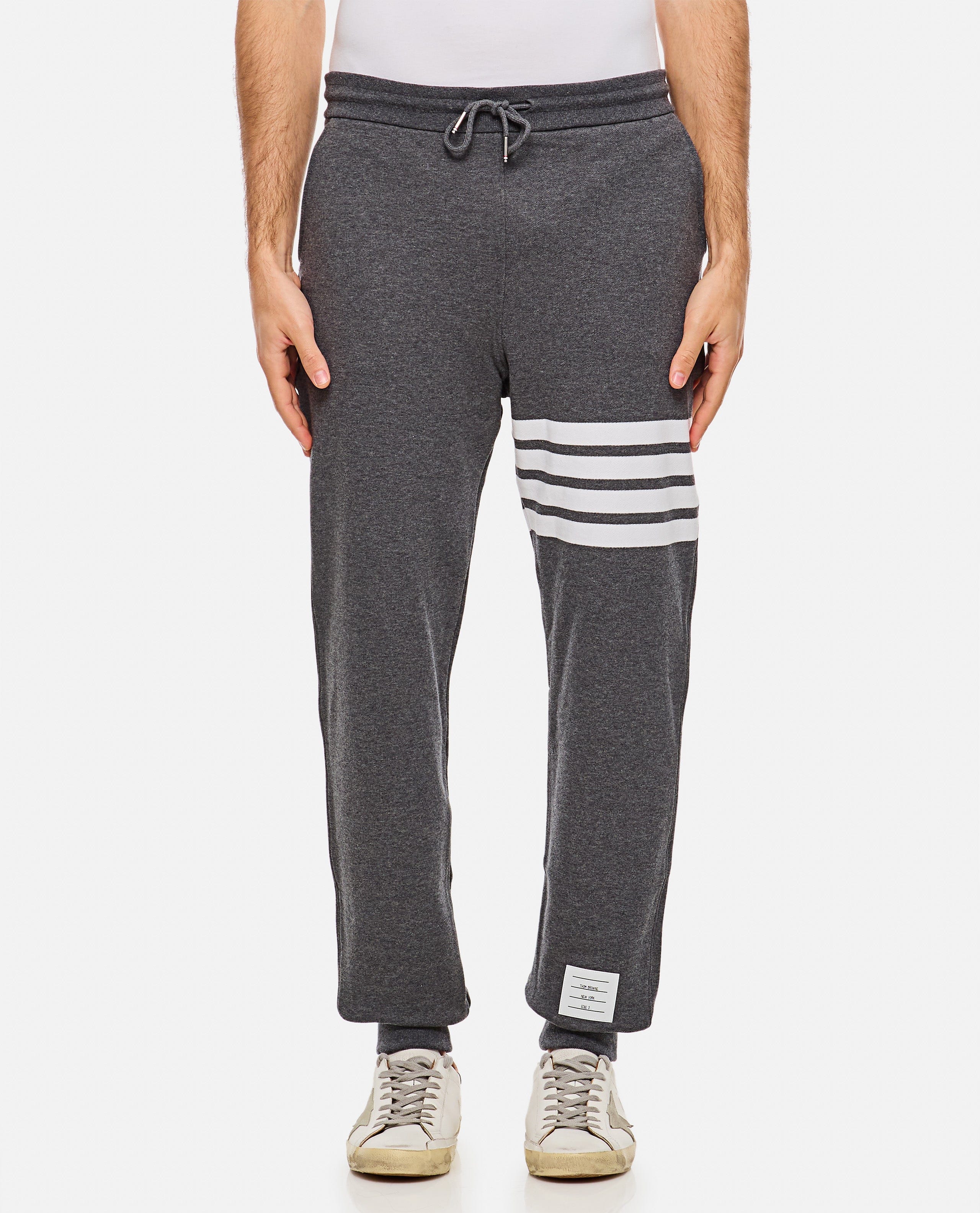 Thom Browne PANTALONE DA JOGGING CLASSICO CON 4 RIGHE STAMPATE