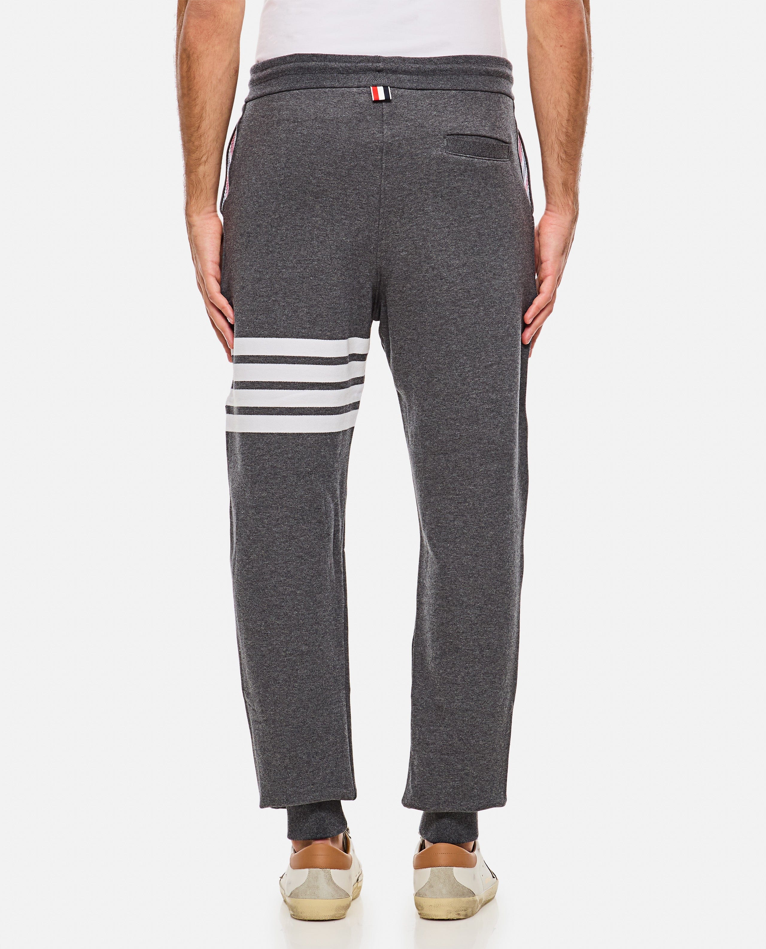 Thom Browne PANTALONE DA JOGGING CLASSICO CON 4 RIGHE STAMPATE