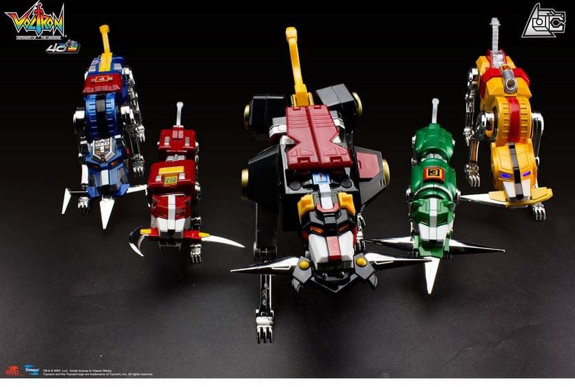 Playmates Voltron 40th Anniversary Gift Set with Light up Sound Base Action Figure