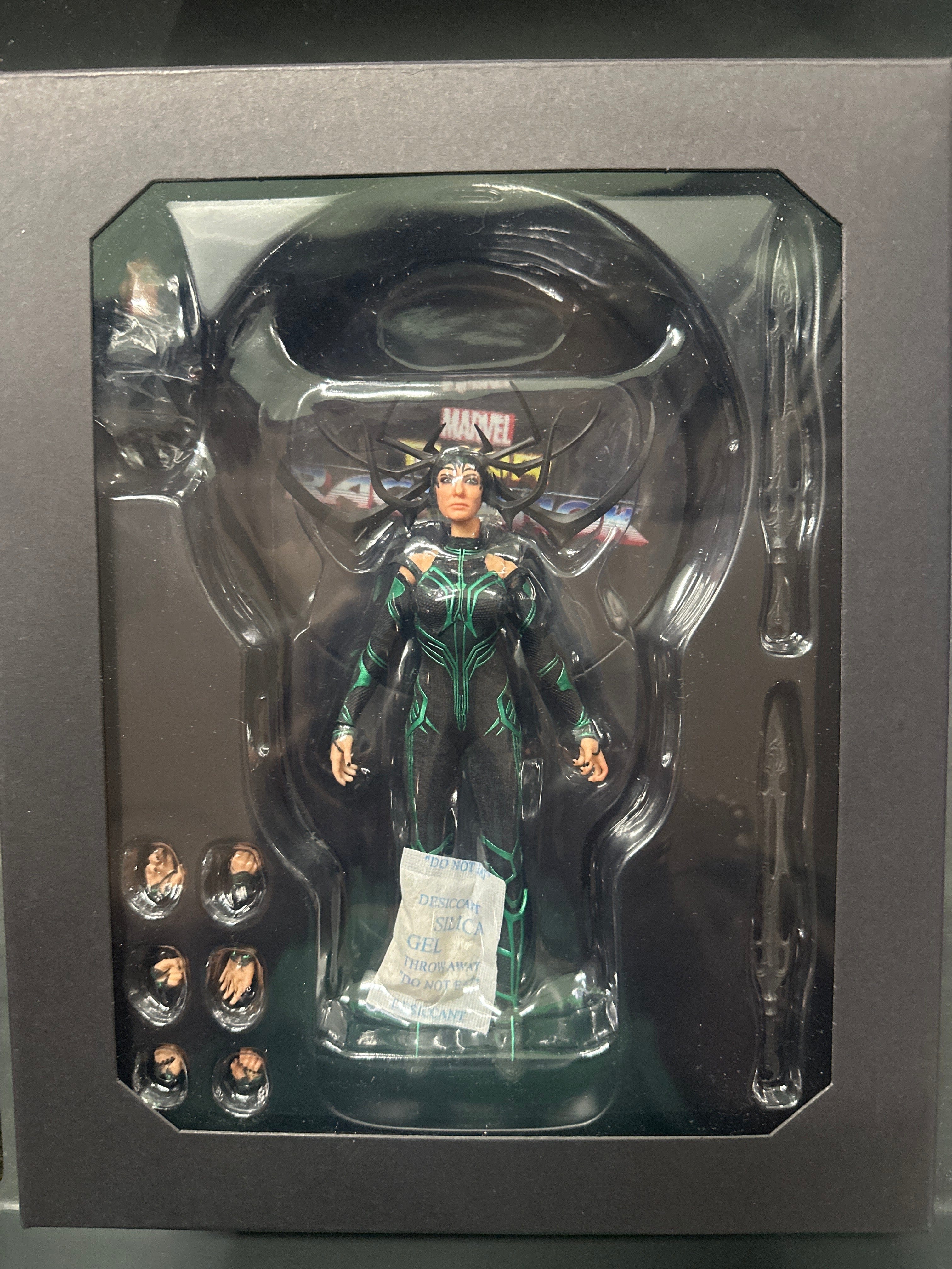 Mezco **Open Box**Mezco One 12 Hela Thor: Ragnarok Action Figure