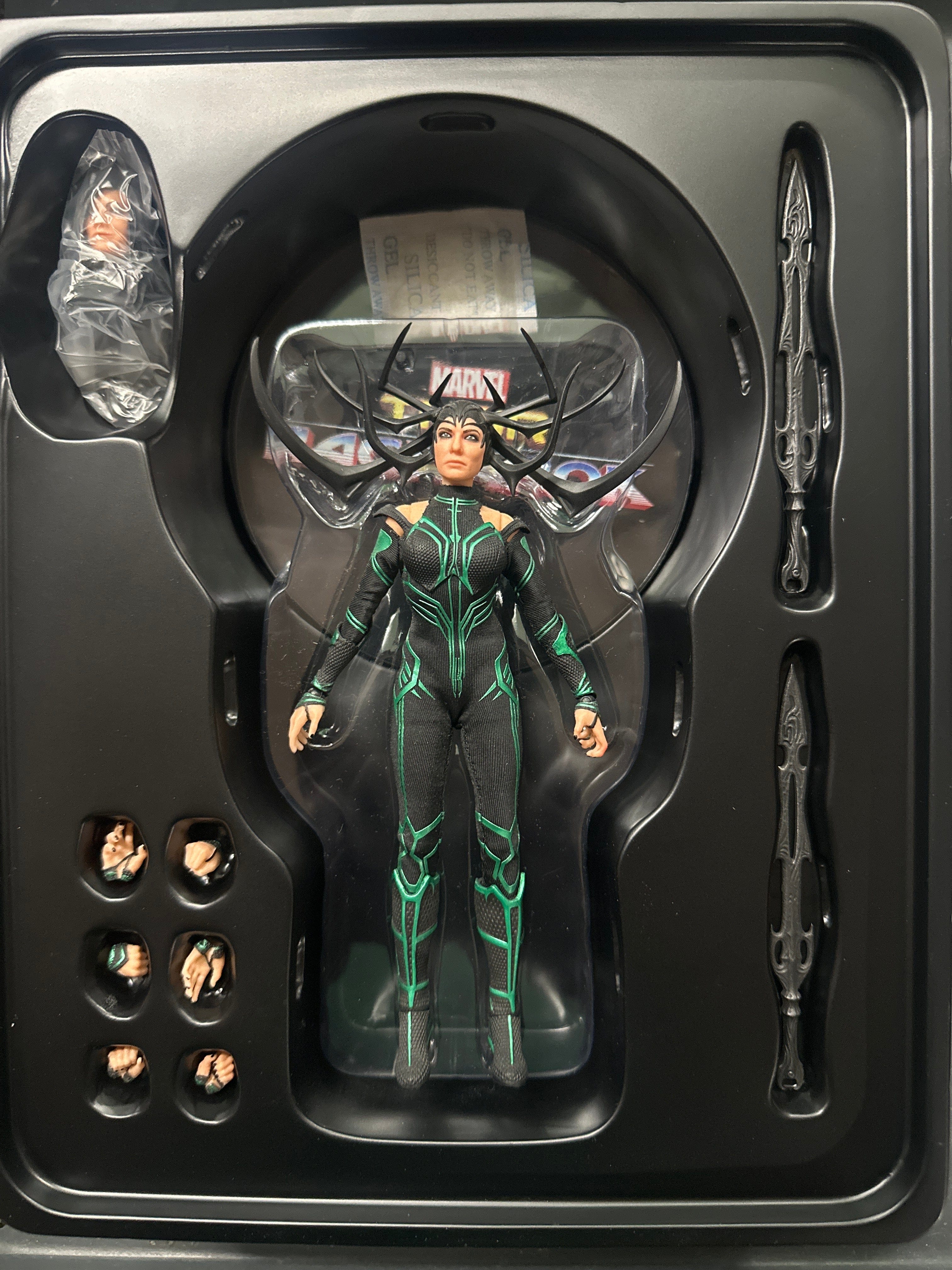 Mezco **Open Box**Mezco One 12 Hela Thor: Ragnarok Action Figure