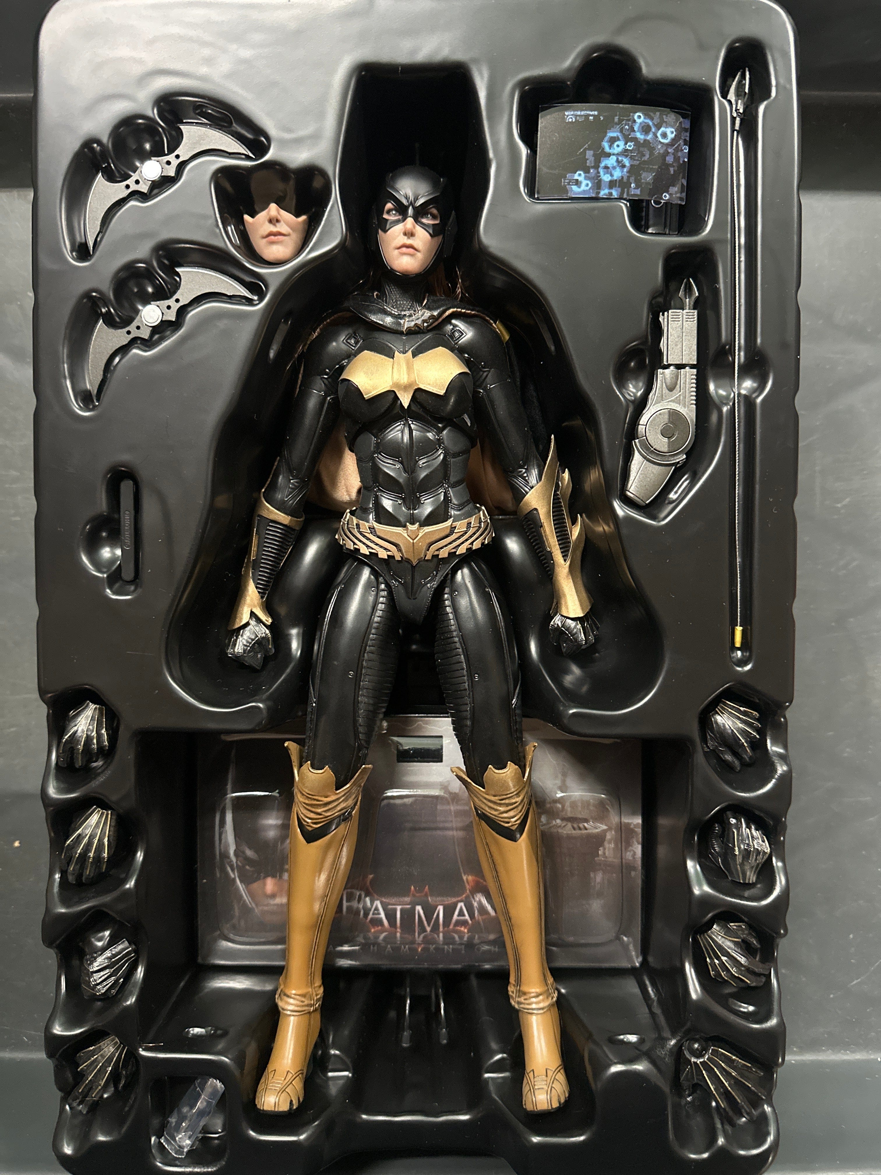 Sideshow **Open Box**Hot Toys 1/6 Scale Arkham Knight Batgirl VGM040 Action Figure