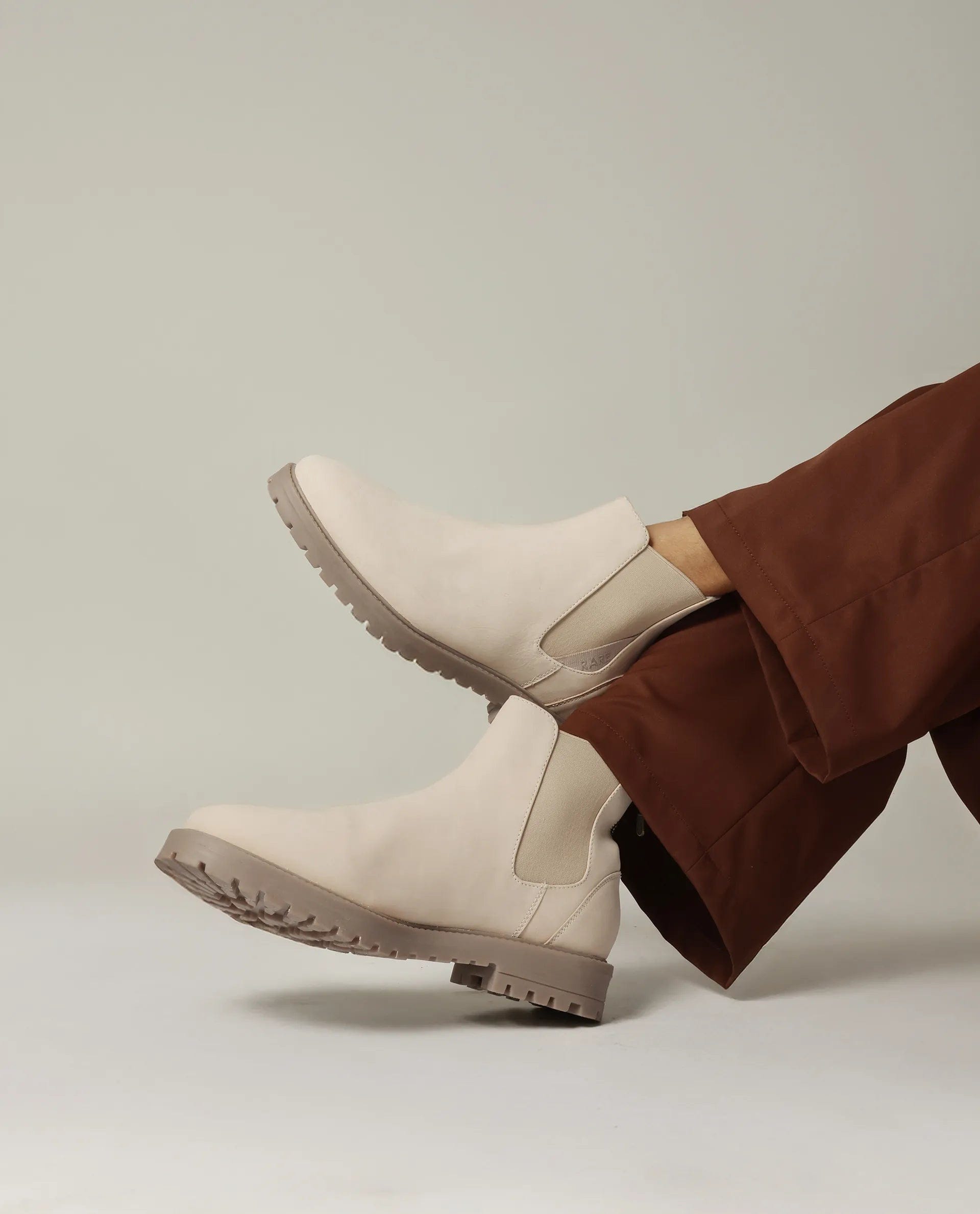 RAREZ Rare Rabbit Men's Gum Pro Ivory Classic Chelsea Boot