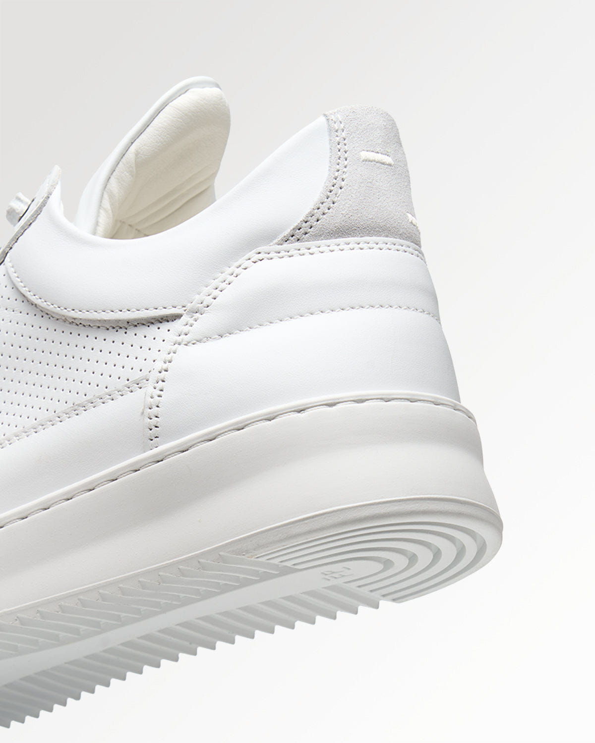 Entry Luxury Low Top Nappa Perforated White / Off White