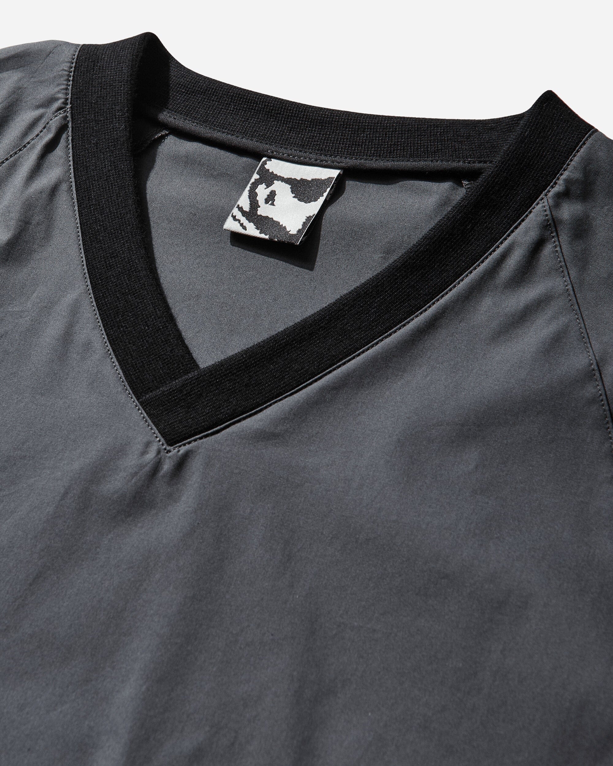 GR10K Men's Tirreno V Neck Top Charcoal
