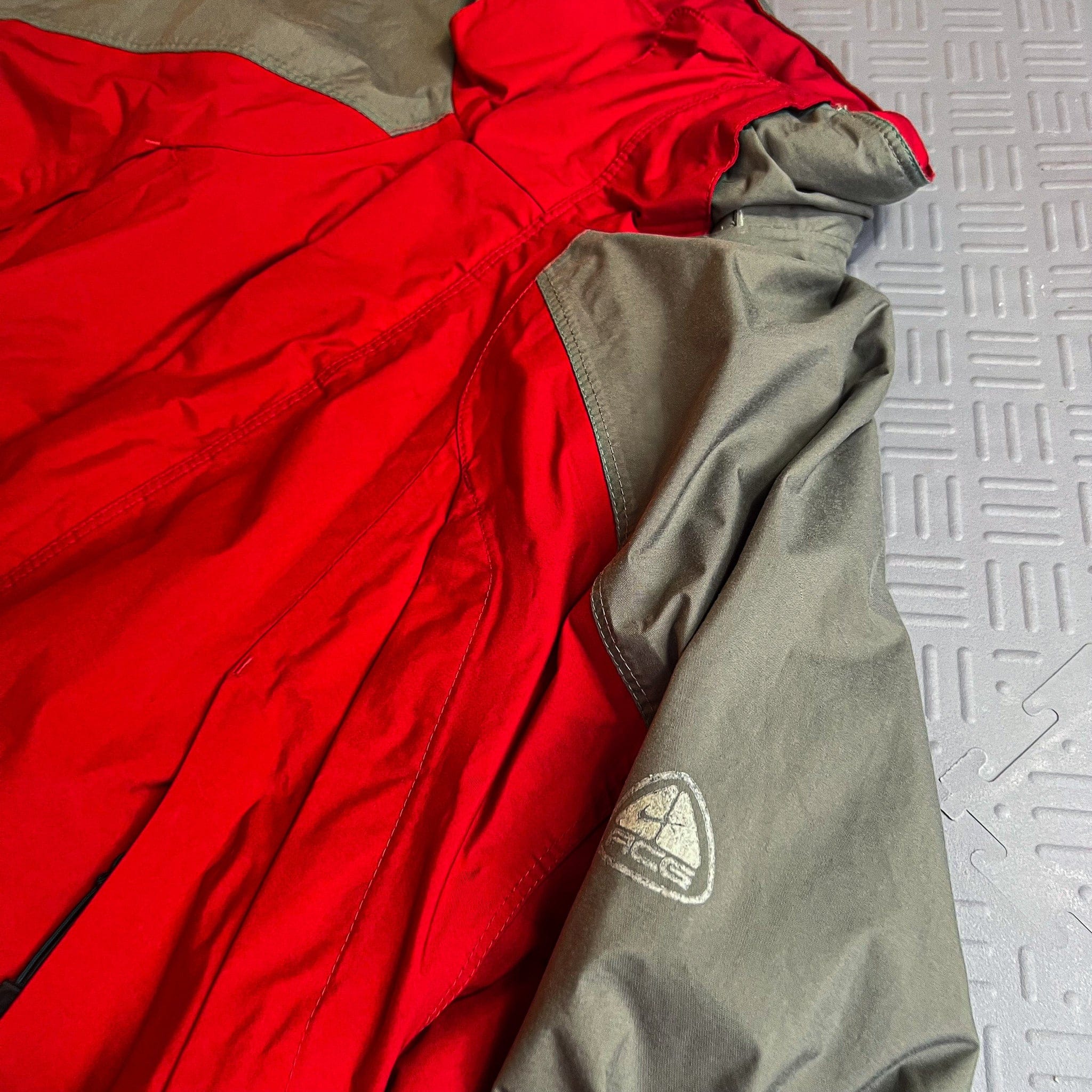 Nike ACG Vintage 2000's Nike ACG Red Grey Jacket (M)