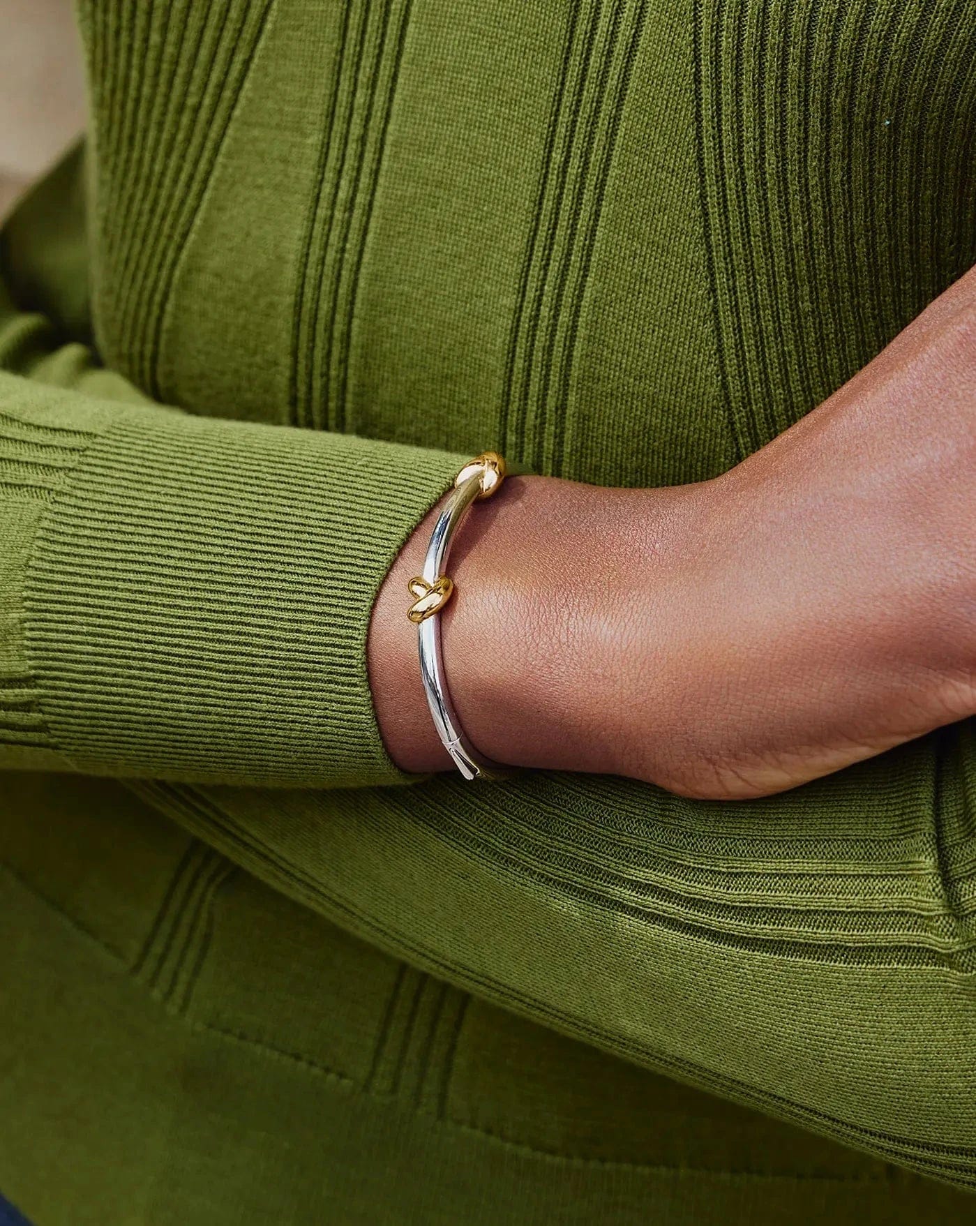 Knot Lucy Williams Knot Hinged Bangle | Mixed Metal