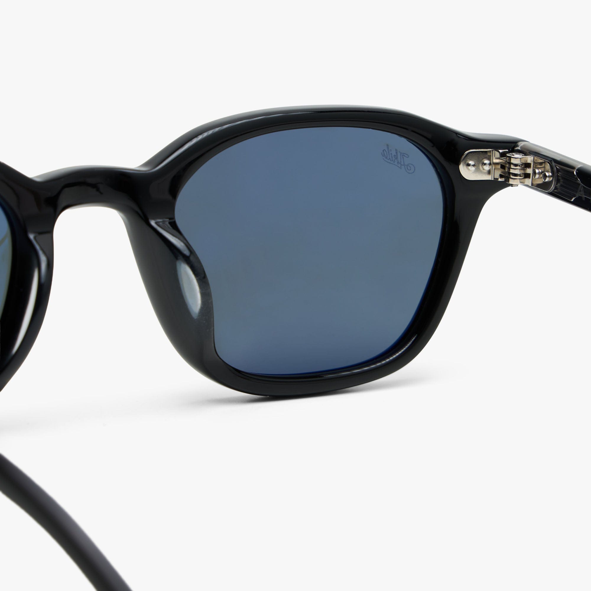 AKILA Nomos Black / Black