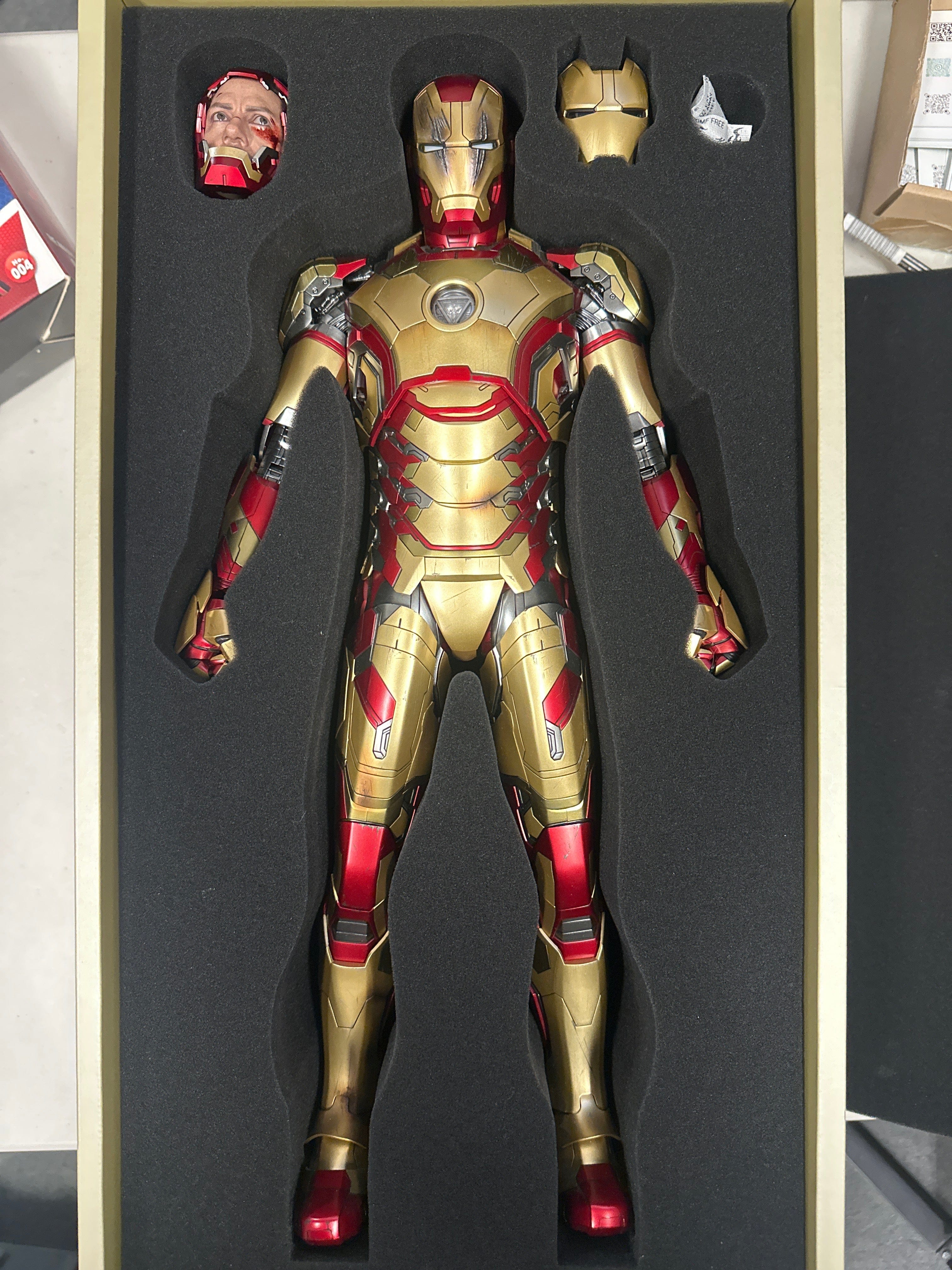 Sideshow **Open Box**Hot Toys 1/4 Scale Iron Man Mark XLII Deluxe Version QS008 Action Figure