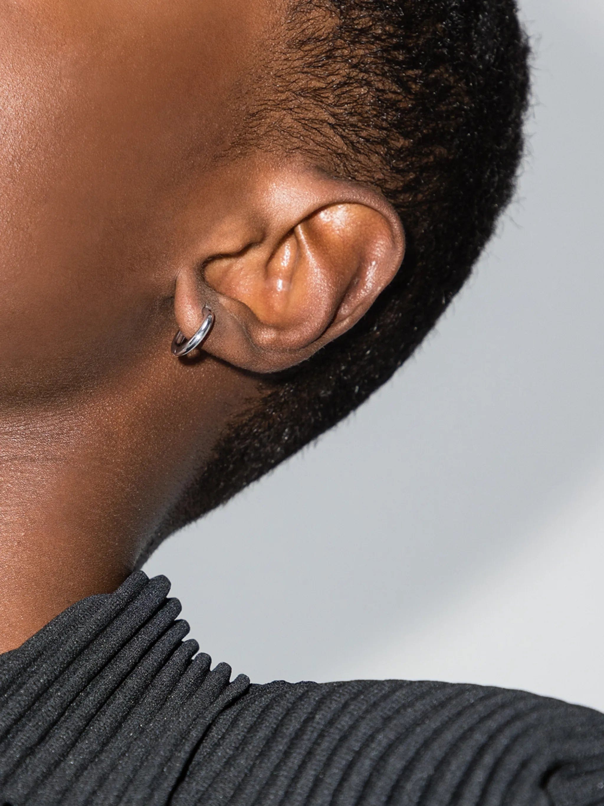 Tom Wood Classic small hoop earrings