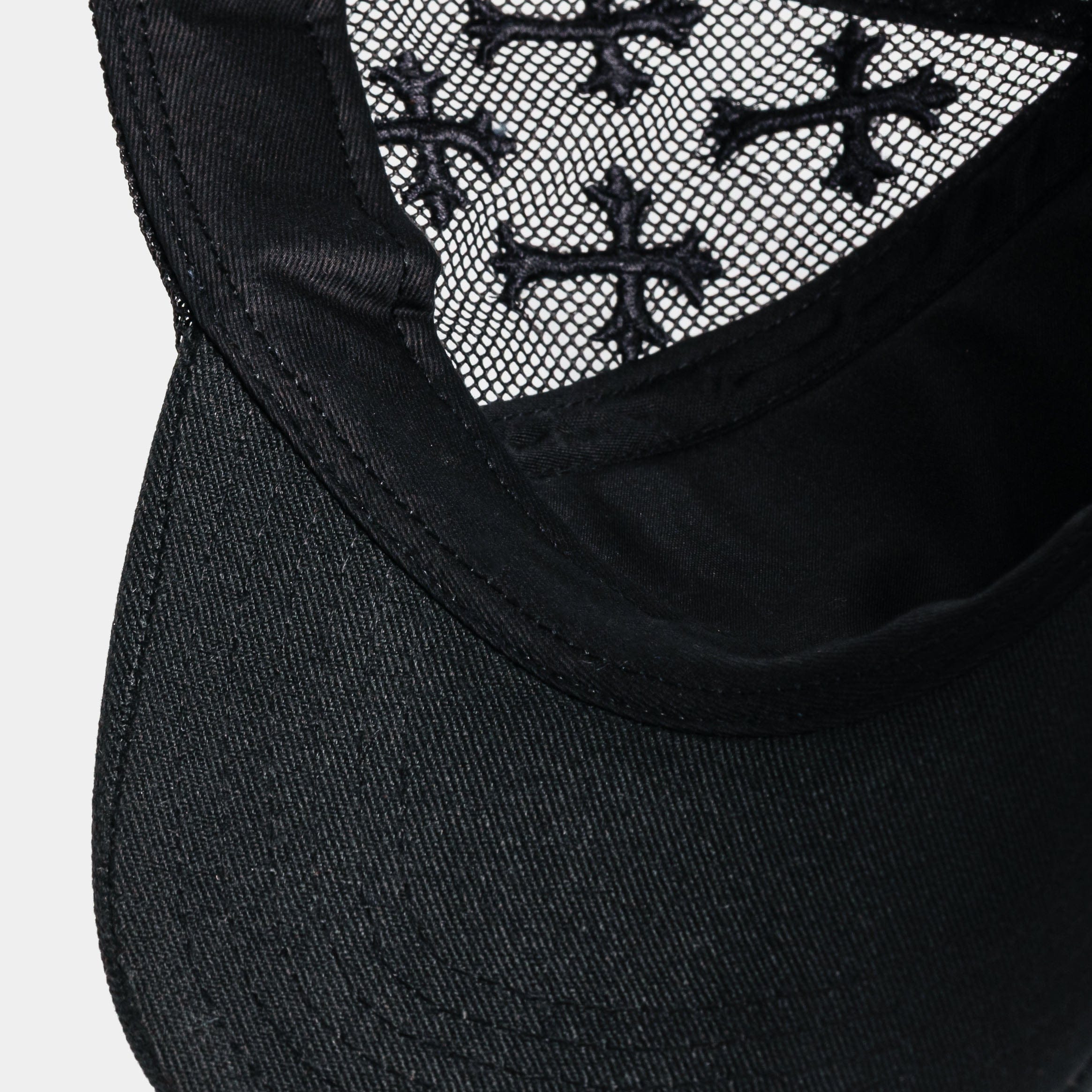 Maison Article Cross Trucker Mens Hat (White/Black)