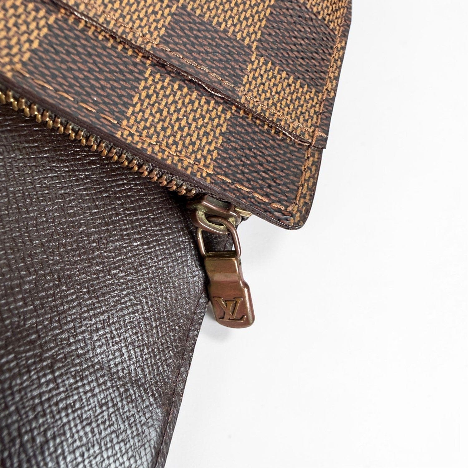 AMANA Le Portefeuille International Louis Vuitton