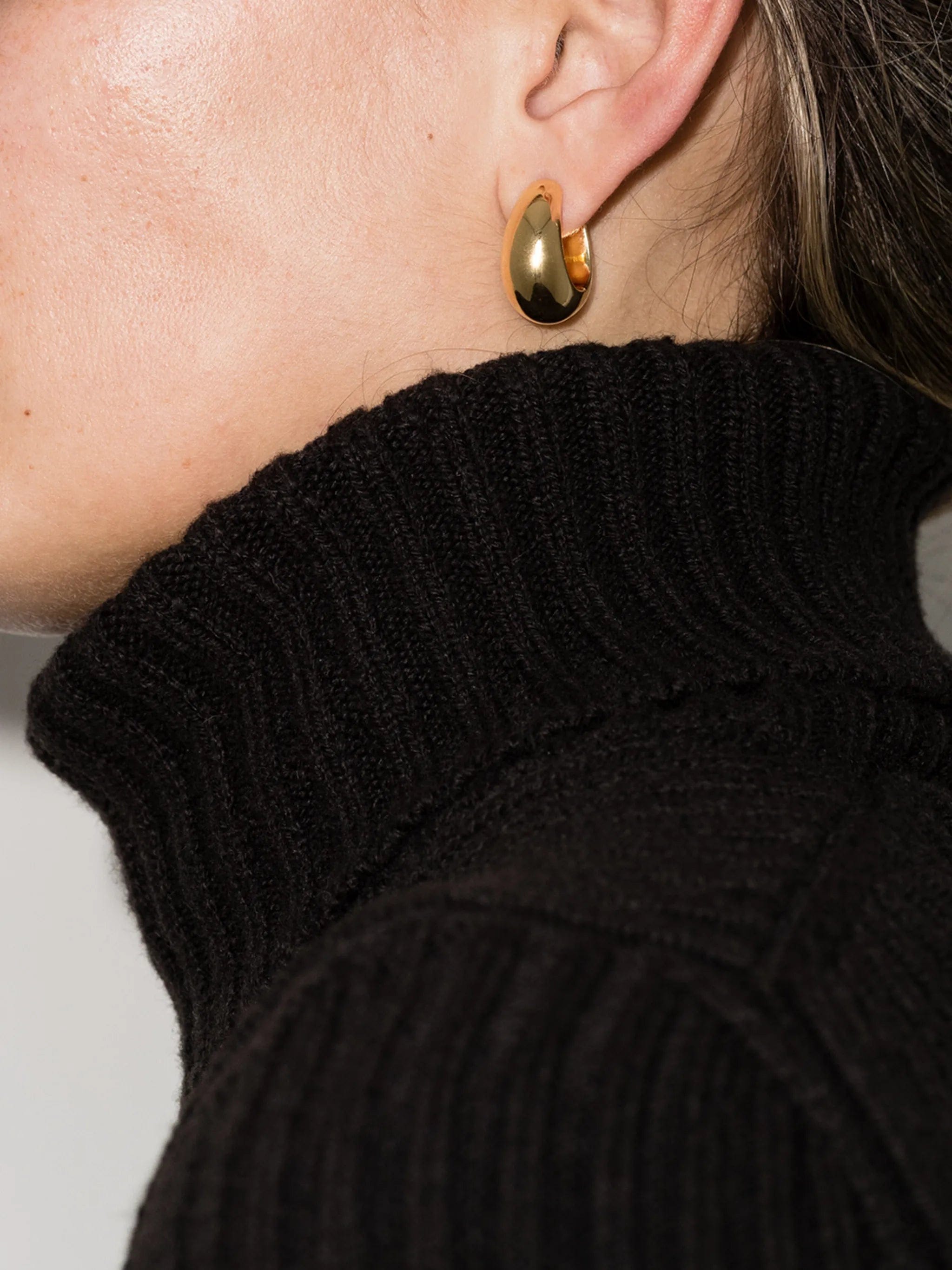 Tom Wood Ice medium hoop earrings