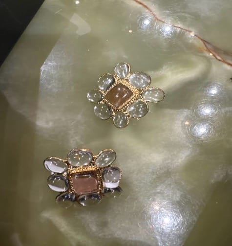 Transparent Gripoix transparent glass stud earrings CG404152