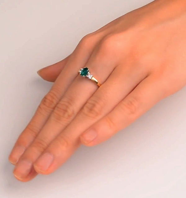 Diamond Emerald 6 x 4 mm And Diamond 18K Gold Ring N4314