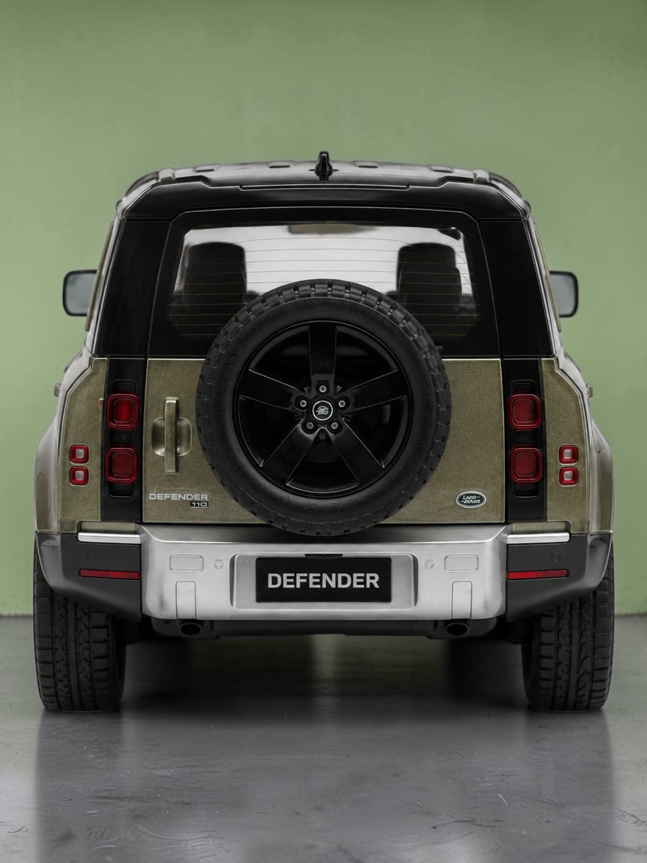 Bburago '2022 Land Rover Defender 110 Die Cast Model Car 1:24 Scale with Openable Doors – Metal Body Collectible
