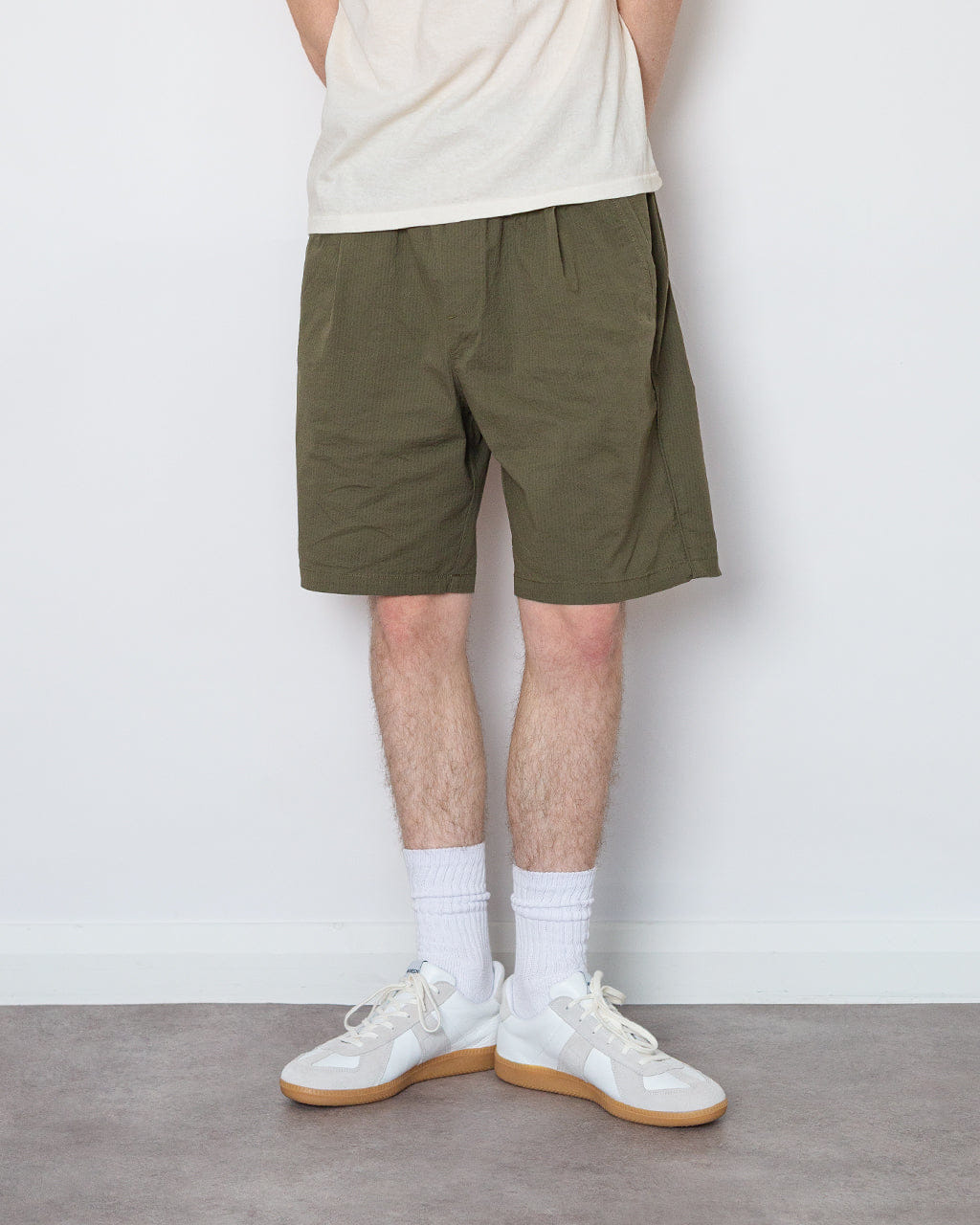 Folk Relaxed Assembly Short - Dark Olive Seersucker