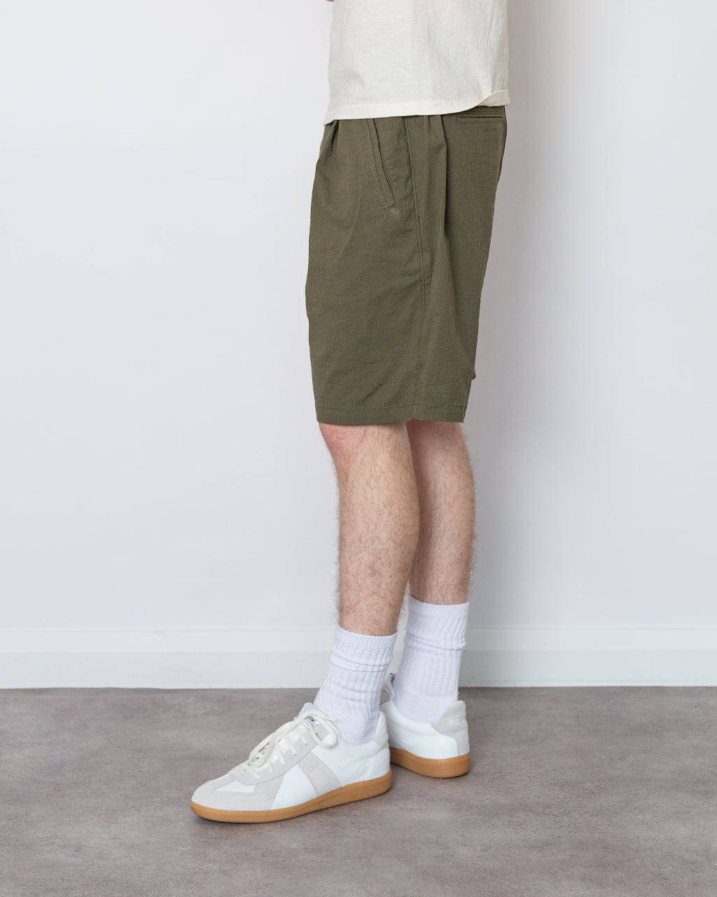 Folk Relaxed Assembly Short - Dark Olive Seersucker