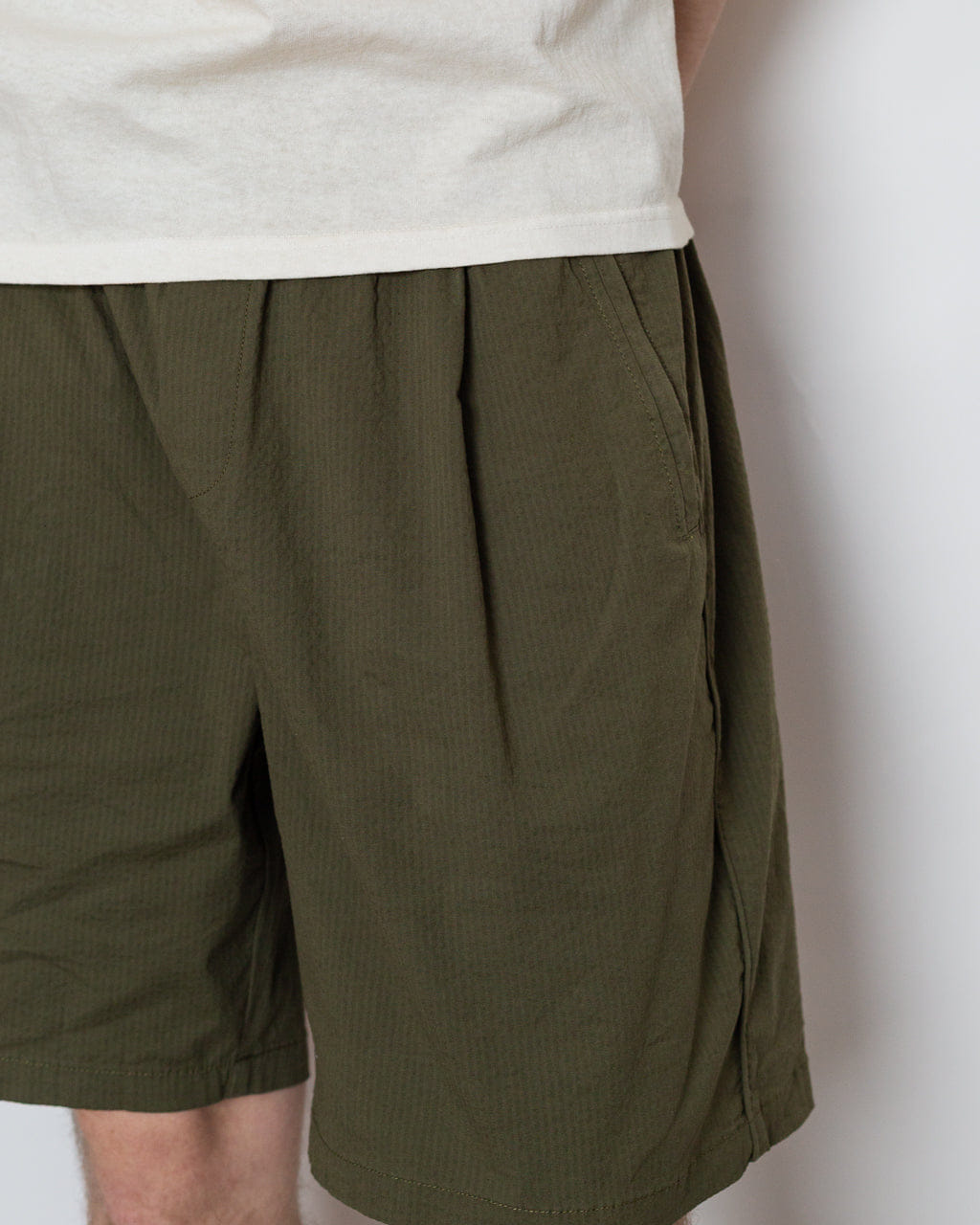Folk Relaxed Assembly Short - Dark Olive Seersucker