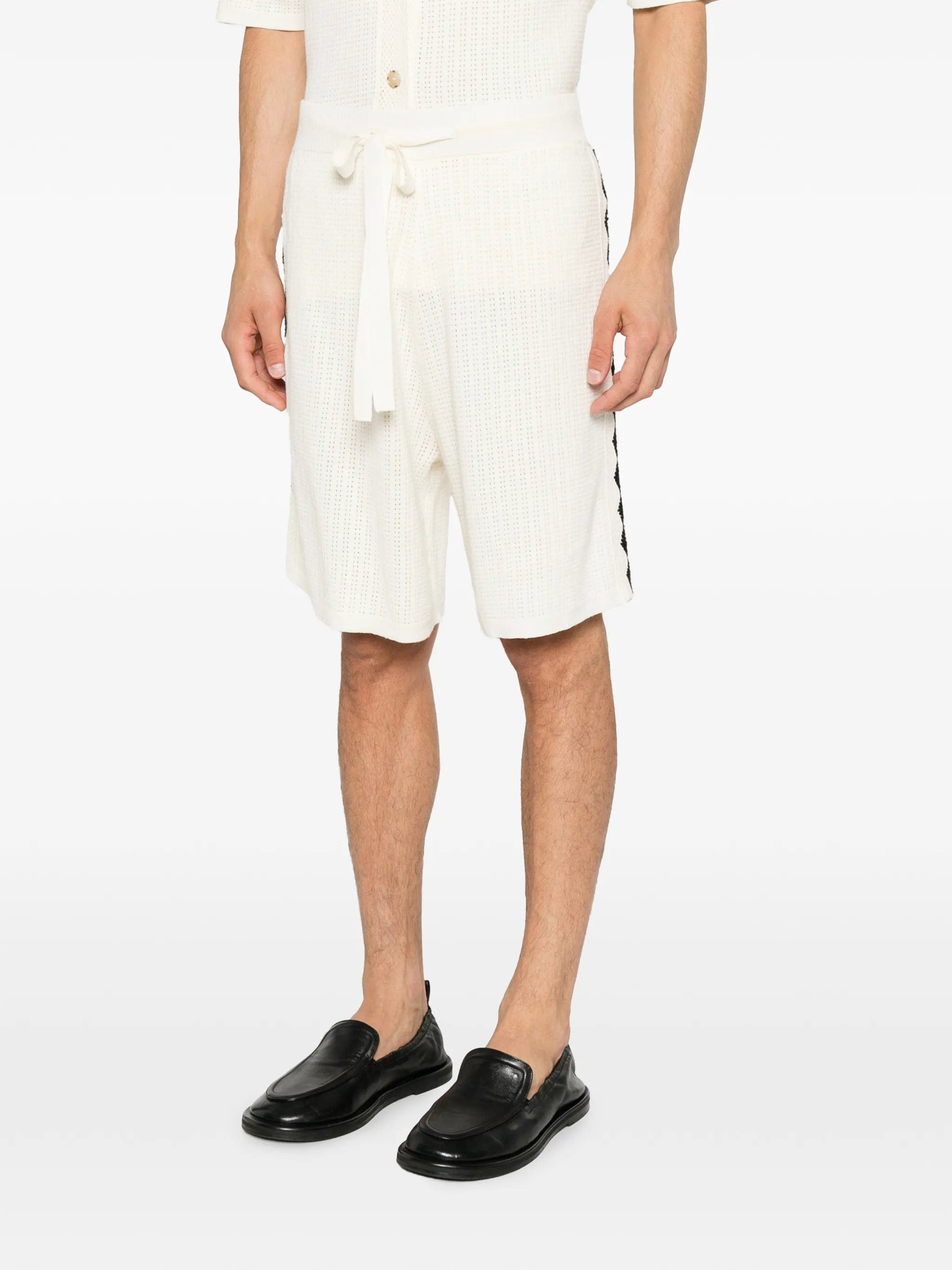 Commas triangle - embroidered shorts