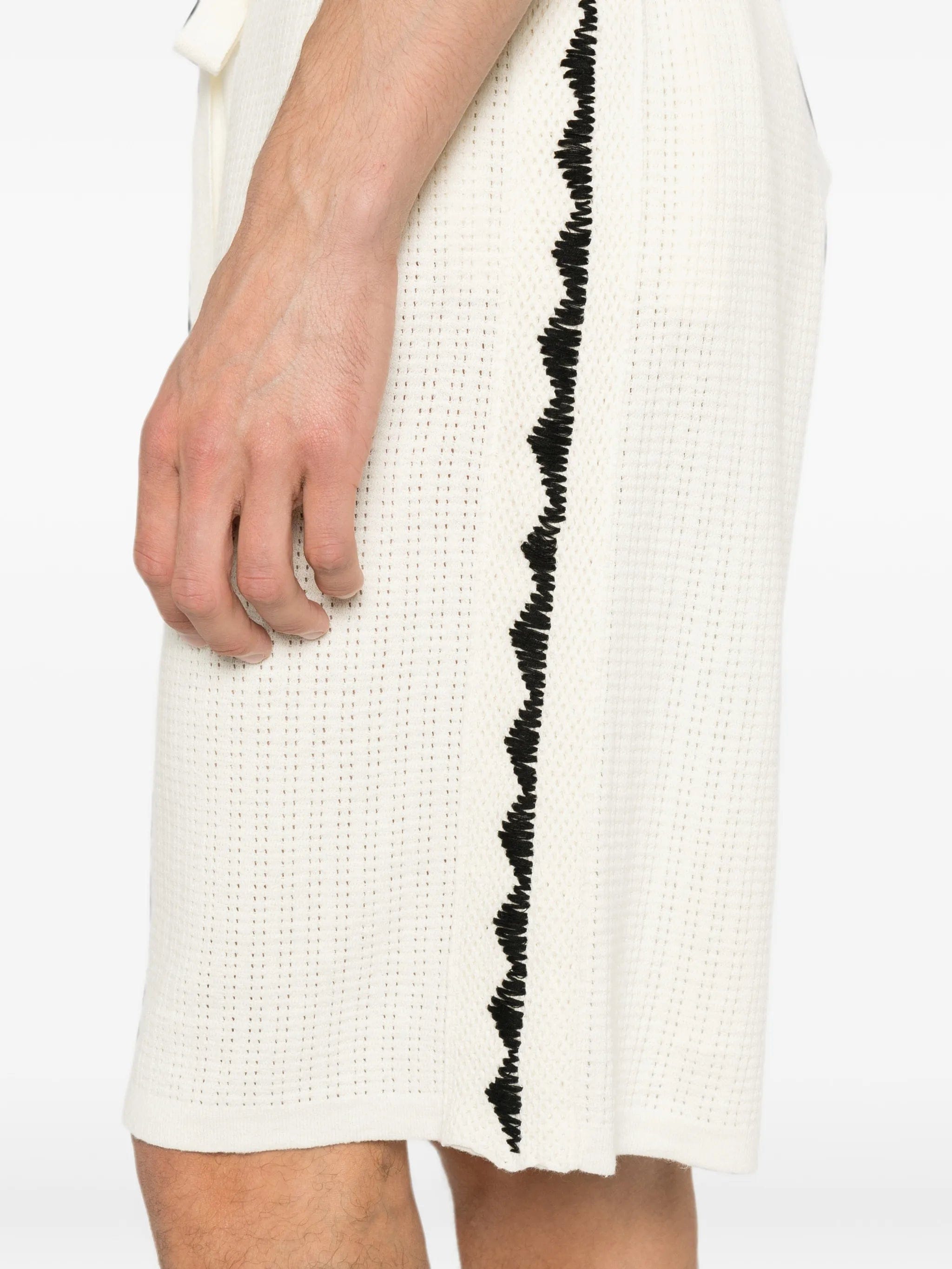 Commas triangle - embroidered shorts