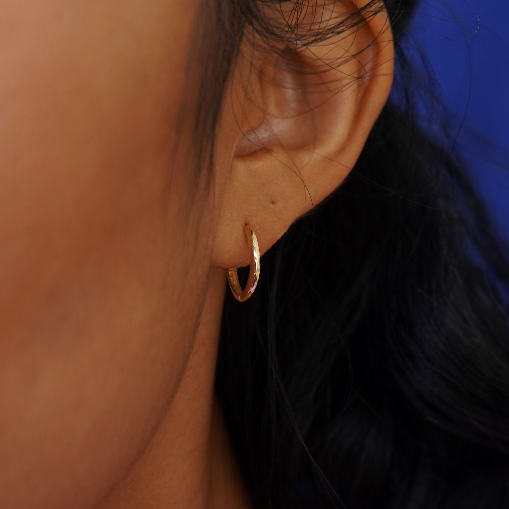 Automic Gold Studio Medium Curvy Huggie Hoops