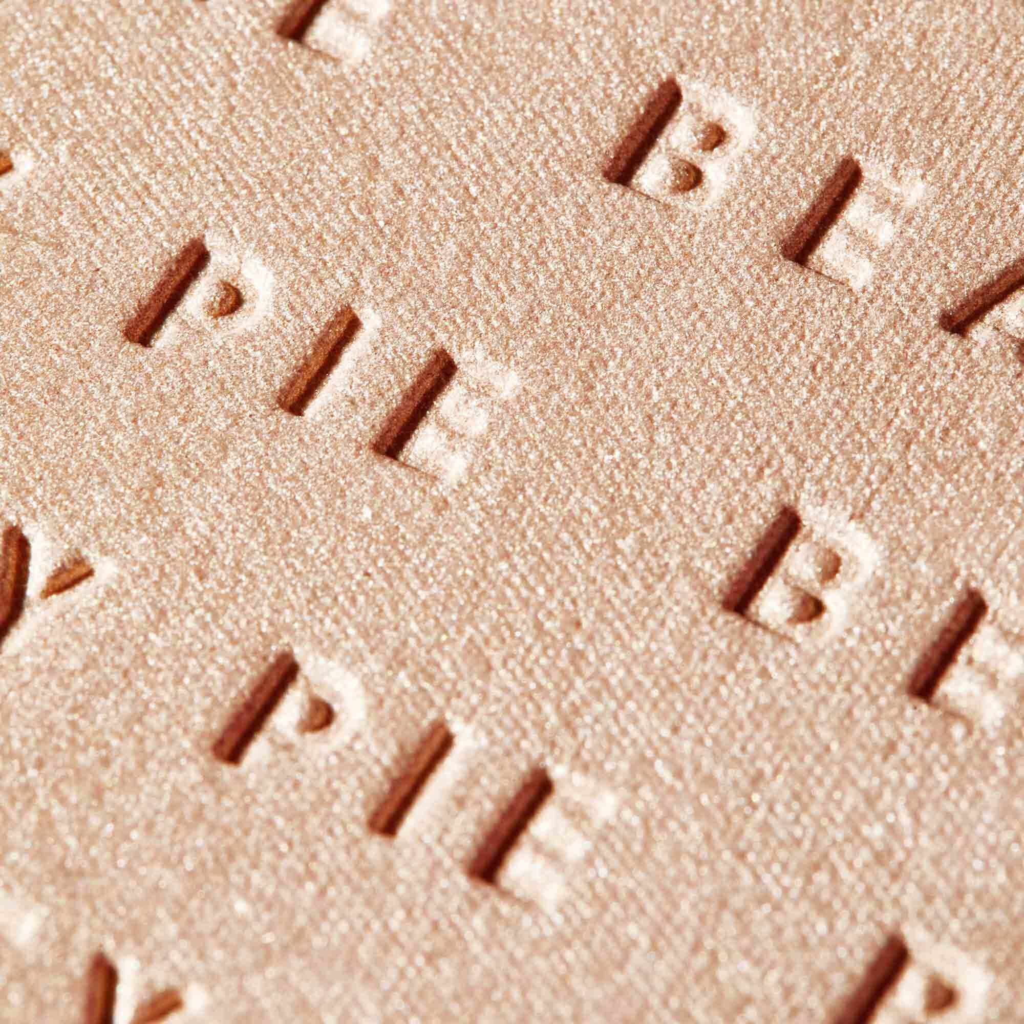 TRIPLE Makeup Must - Haves The Triple Beauty Powder Highlighter & Brush