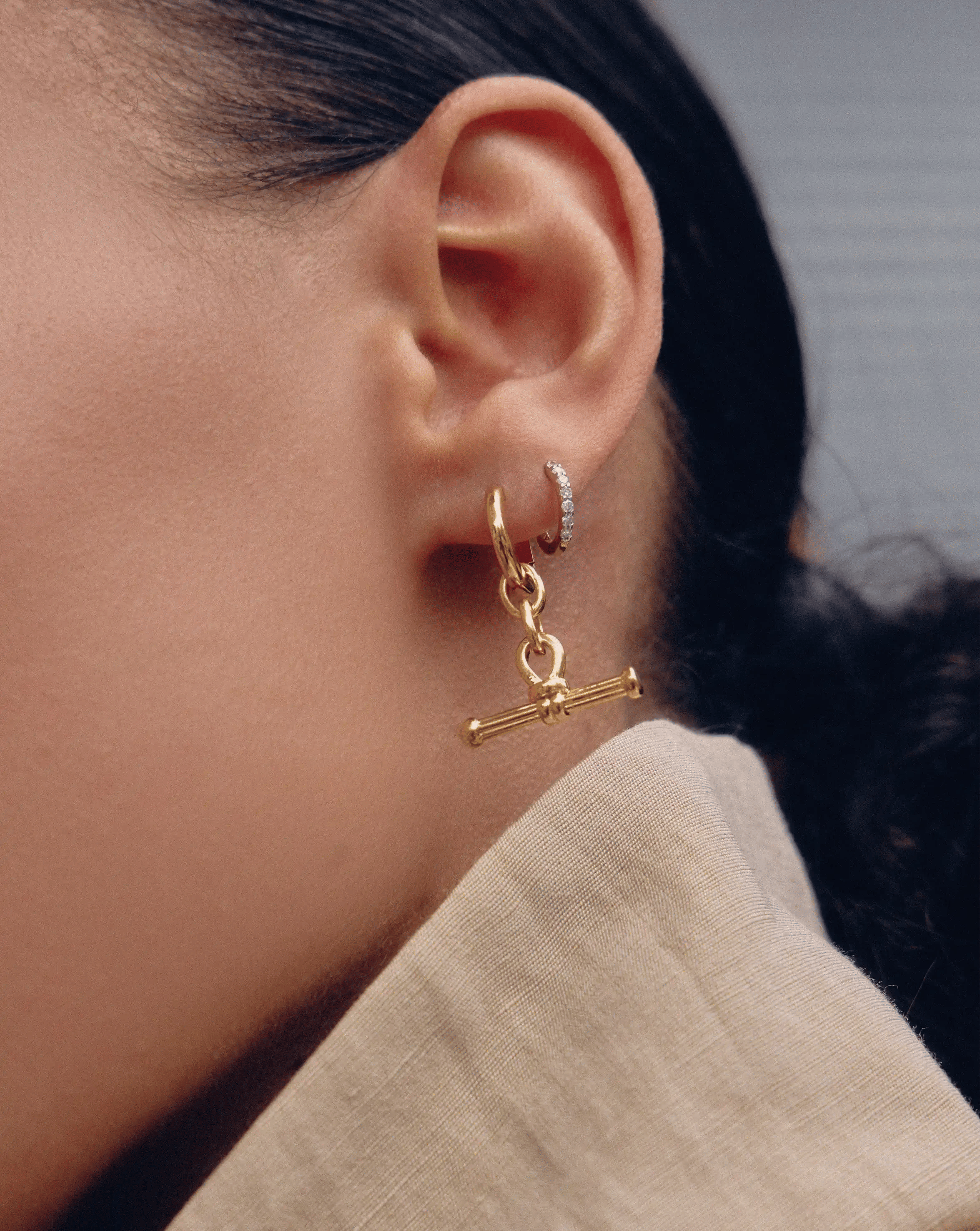 HUGGIES Ridge T - Bar Drop Huggies | 18ct Gold Plated