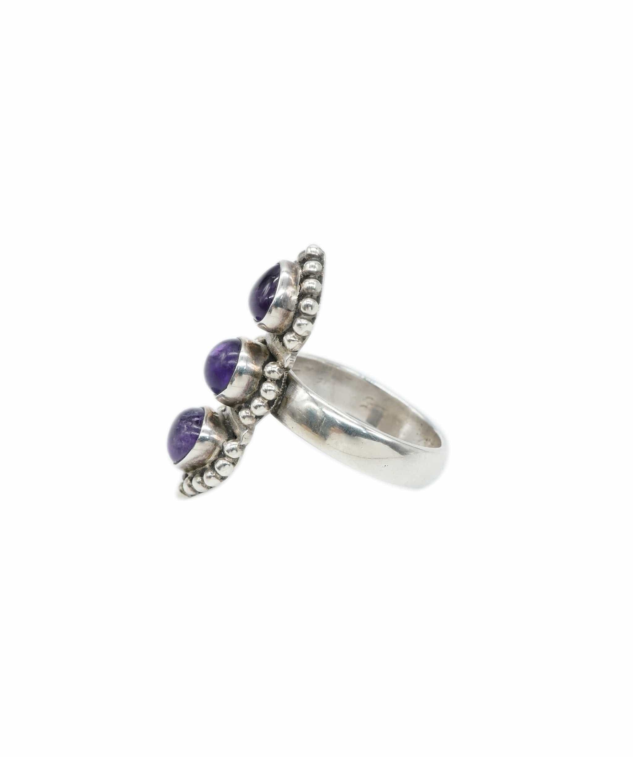 RING Three stone amethyst ring