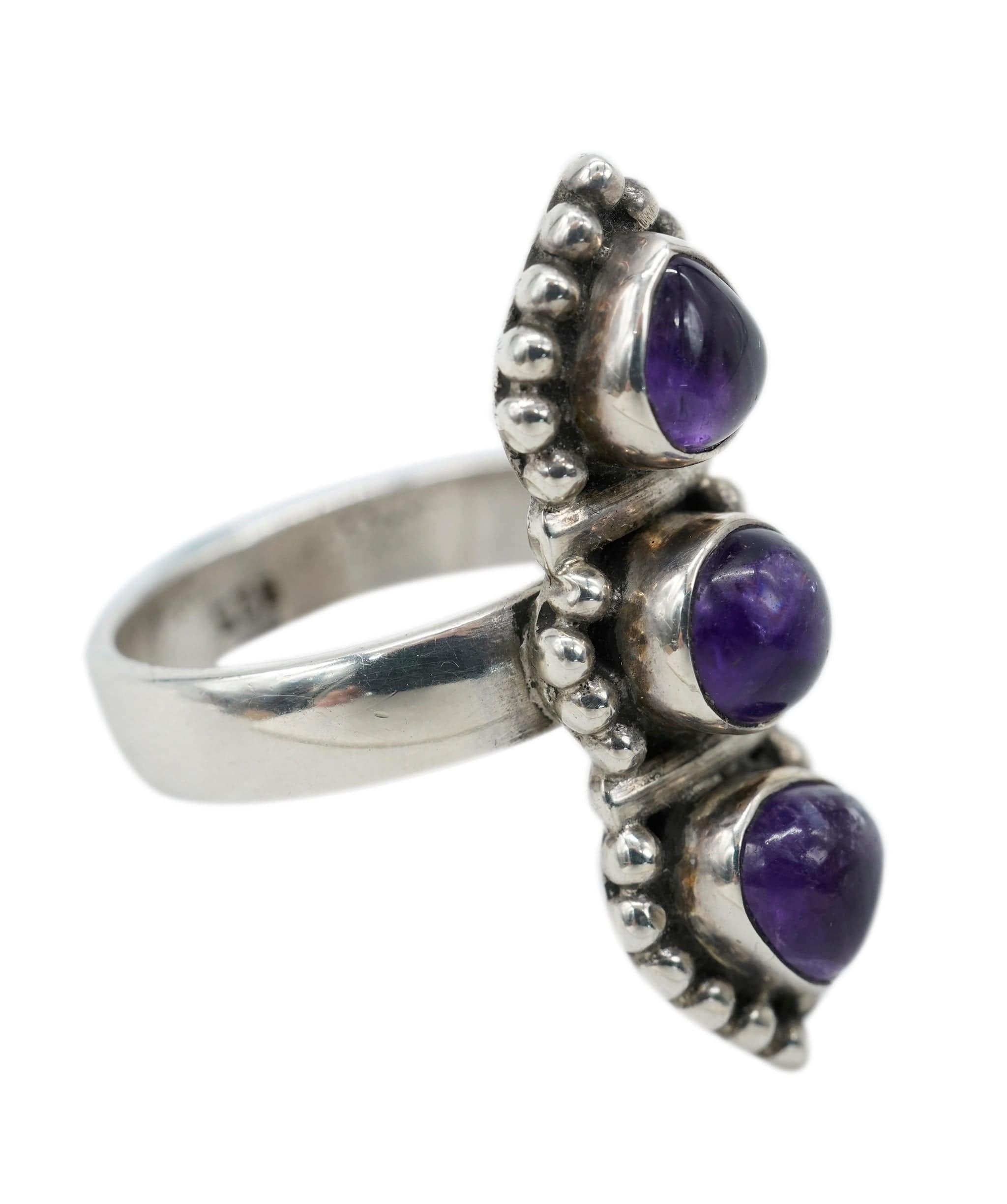 RING Three stone amethyst ring