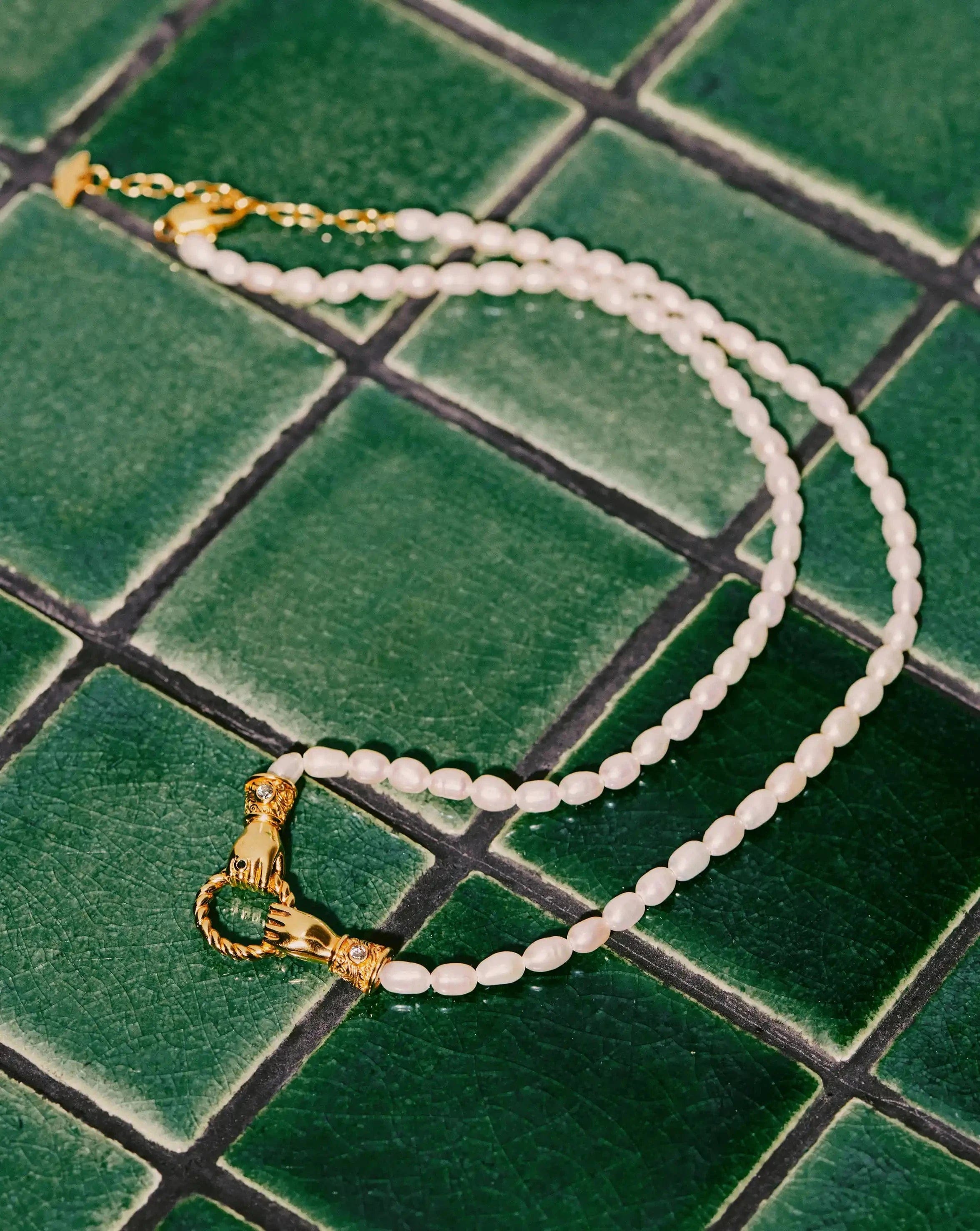 Pearl Harris Reed In Good Hands Pearl Pendant Necklace | 18ct Gold Plated/Pearl & Black Onyx