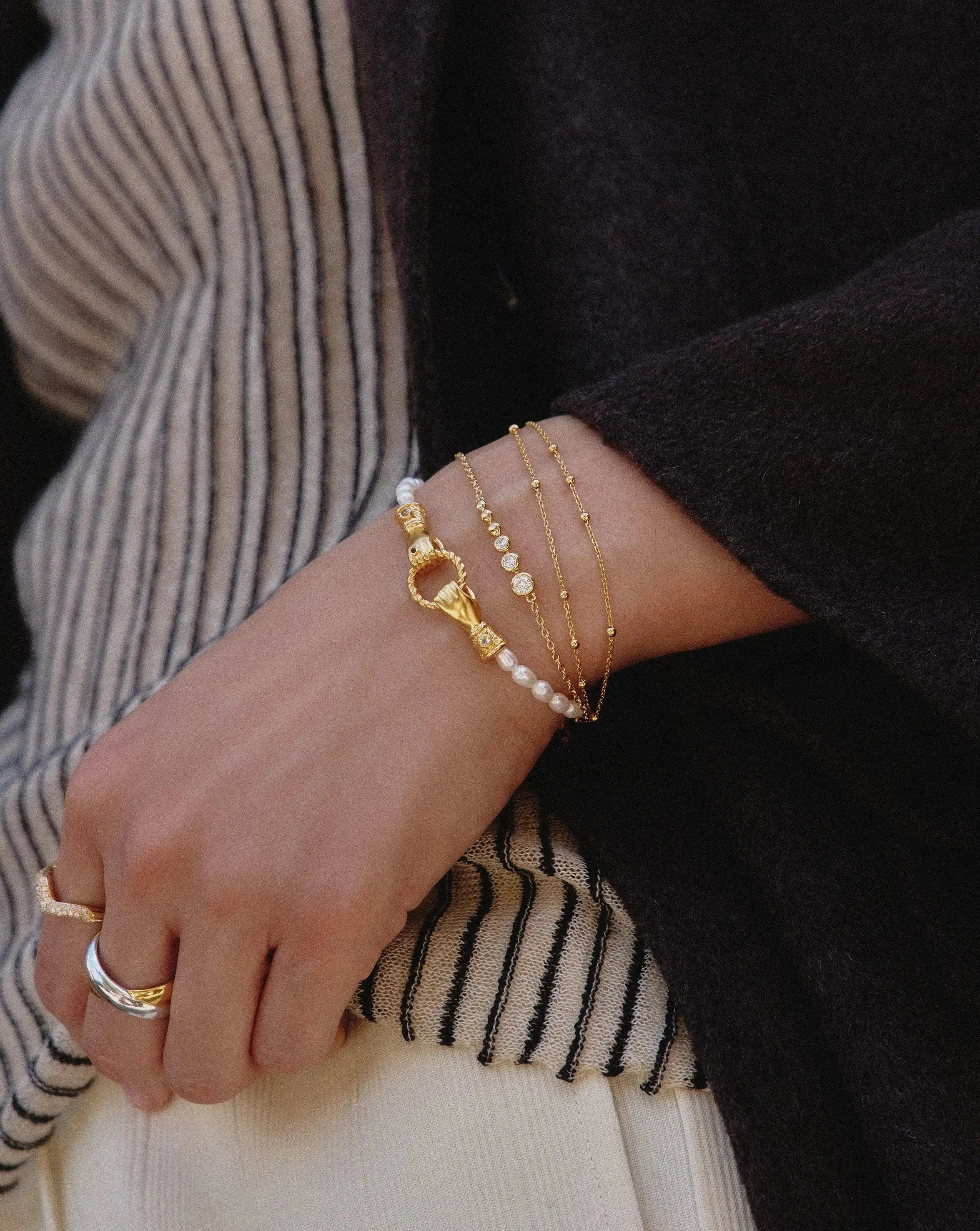 Pearl Harris Reed In Good Hands Pearl Bracelet | 18ct Gold Plated/Pearl & Black Onyx