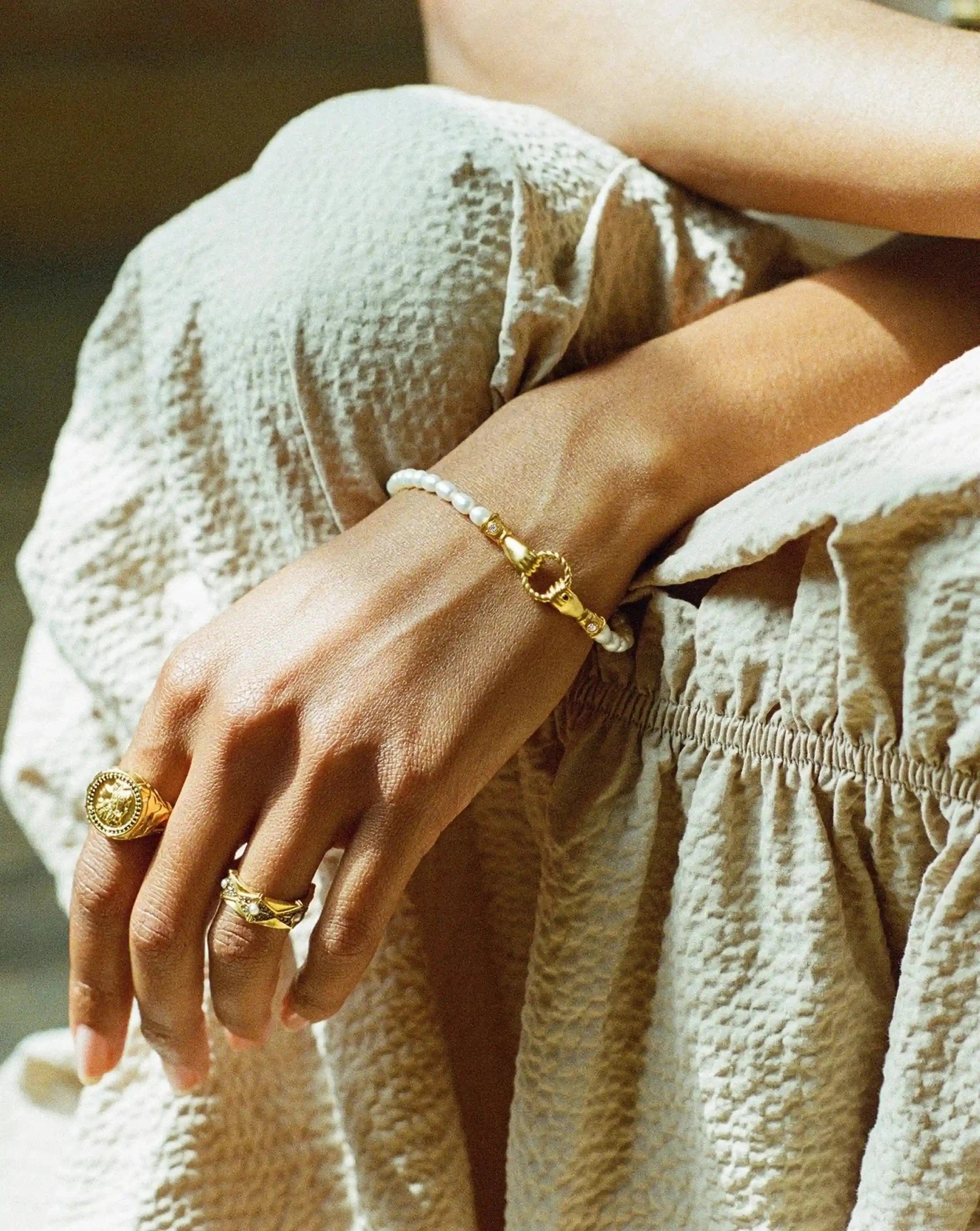 Pearl Harris Reed In Good Hands Pearl Bracelet | 18ct Gold Plated/Pearl & Black Onyx