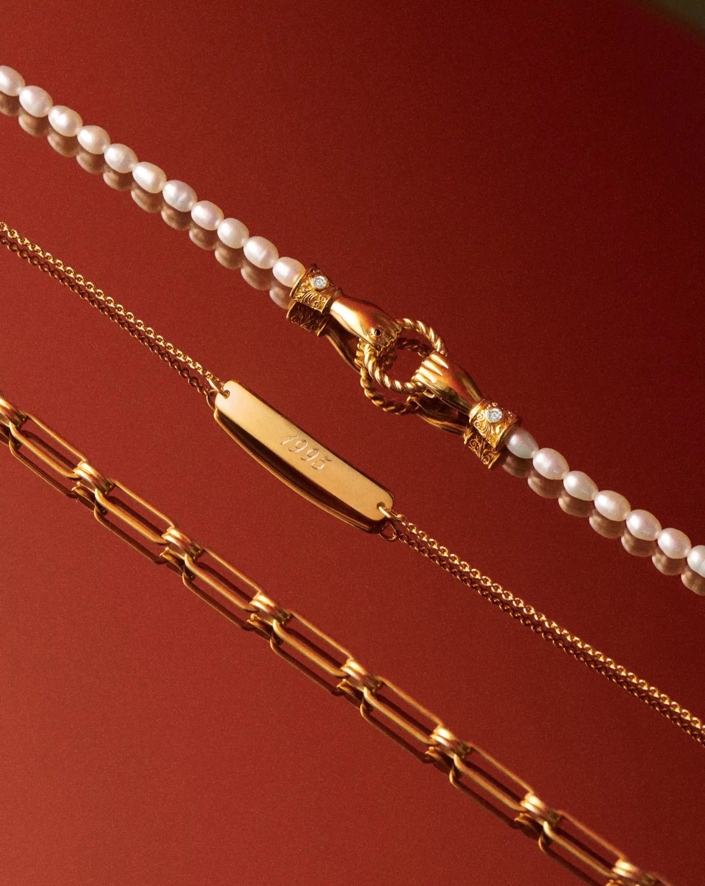 Pearl Harris Reed In Good Hands Pearl Bracelet | 18ct Gold Plated/Pearl & Black Onyx