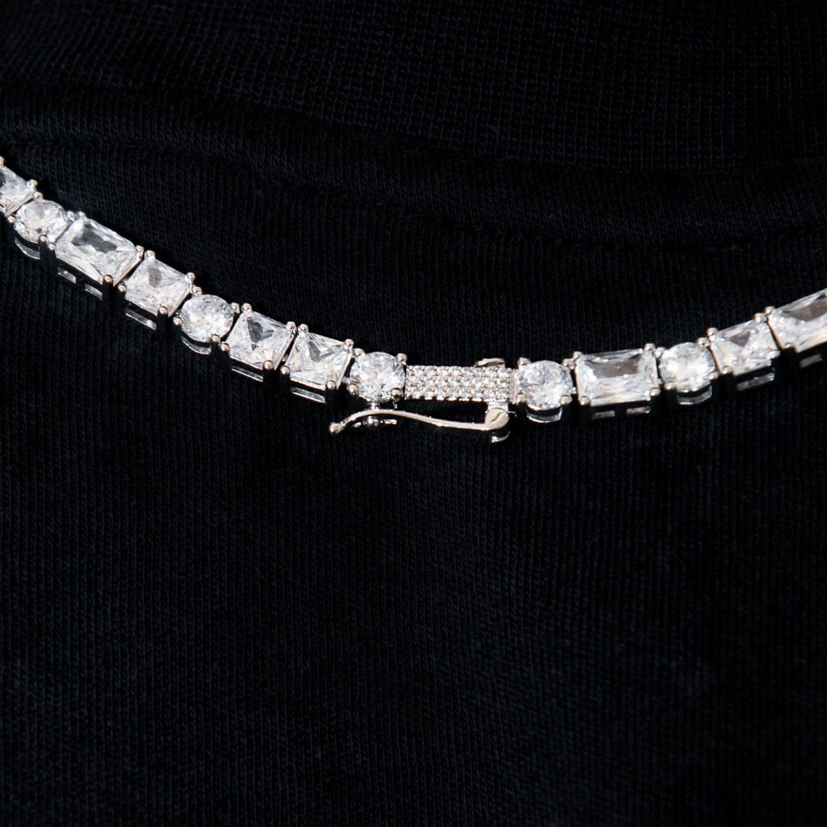GLD PROMO Multi Diamond Lariat Chain in White Gold