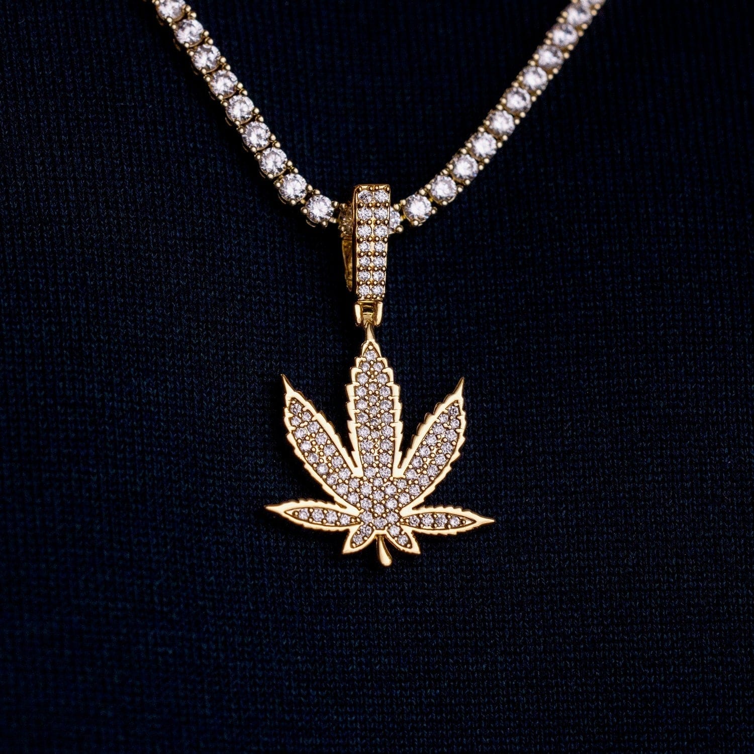 GLD PROMO Diamond Weed Leaf Pendant in Yellow Gold
