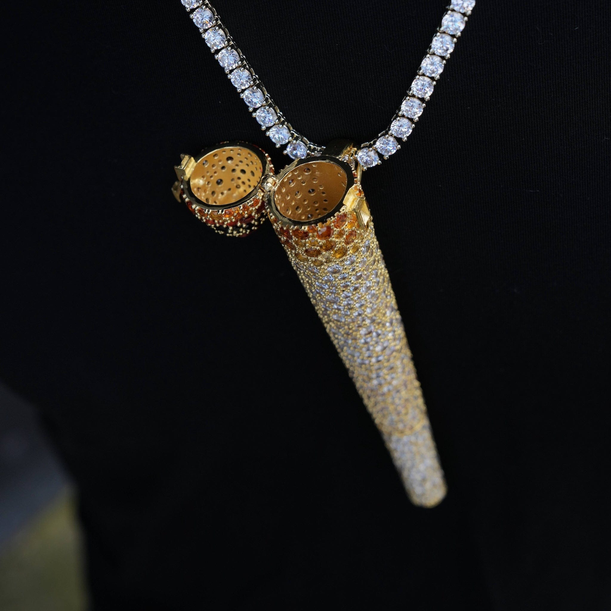 GLD Men Collectible King Joint Holder Pendant in Yellow Gold