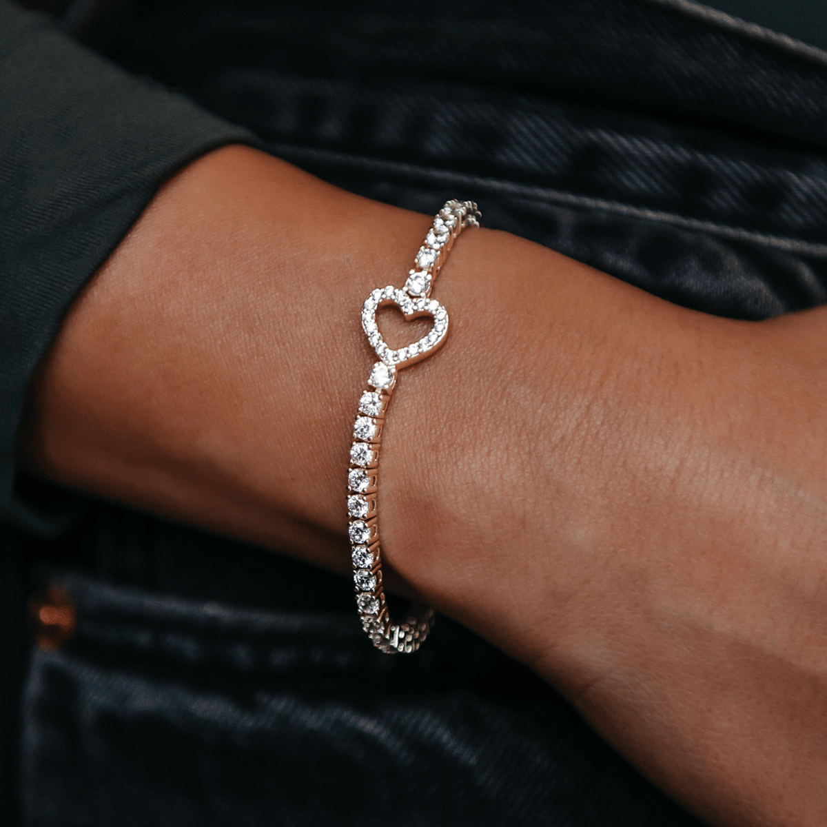 GLD PROMO - WOMEN Heart Tennis Bracelet in Yellow Gold