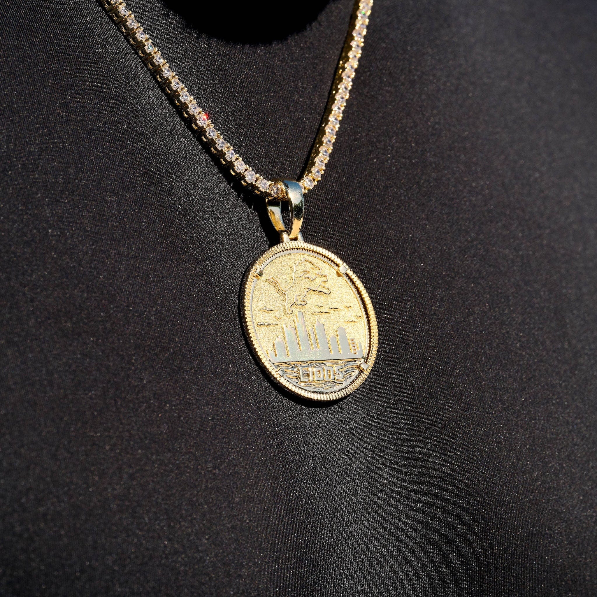 GLD Men Detroit Lions Official NFL Coin Pendant in Yellow Gold
