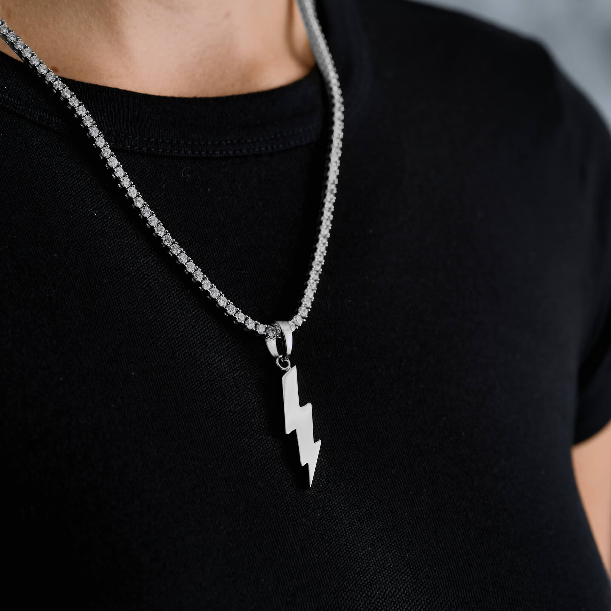 GLD Women Simple Lightning Bolt Pendant in White Gold