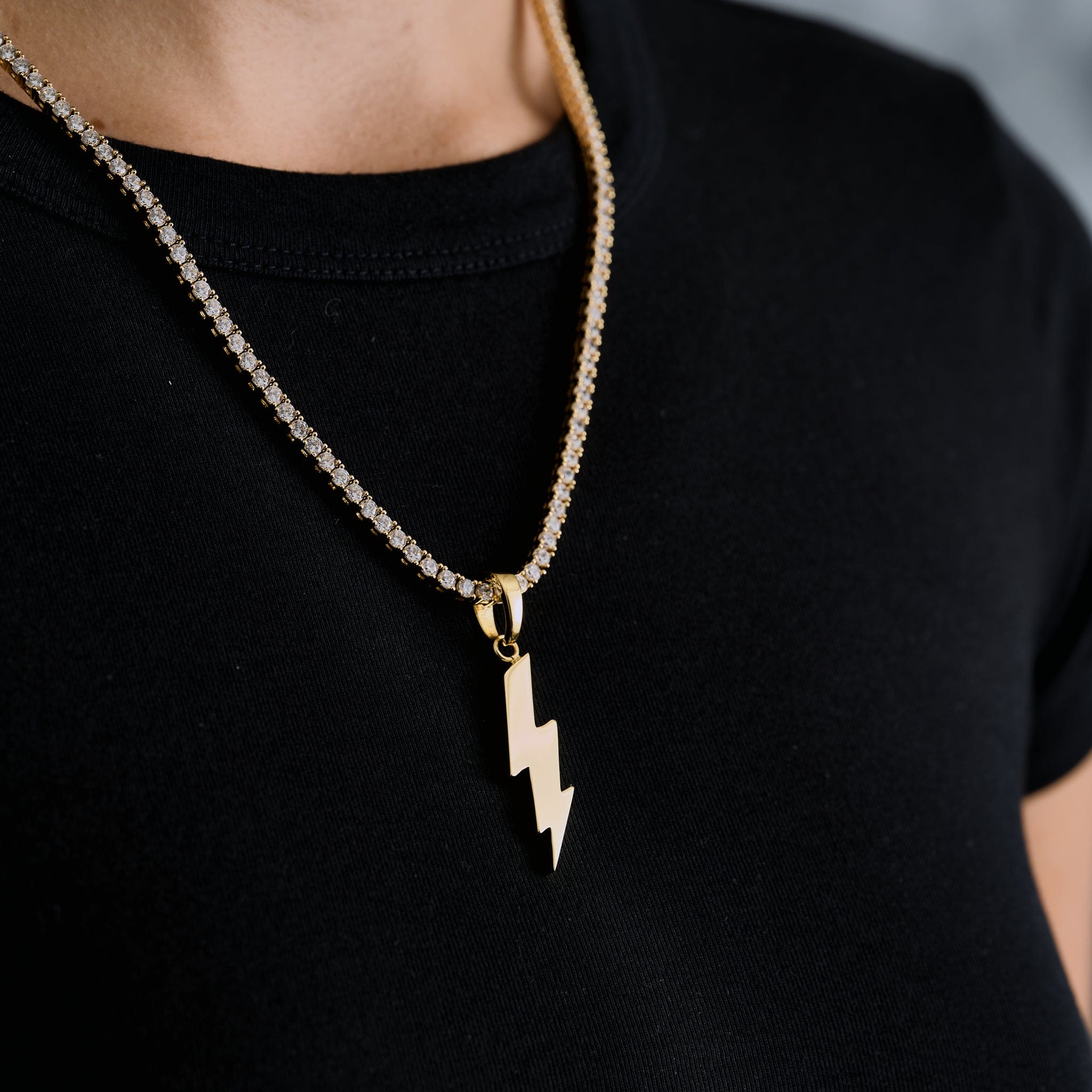 GLD Women Simple Lightning Bolt Pendant in Yellow Gold