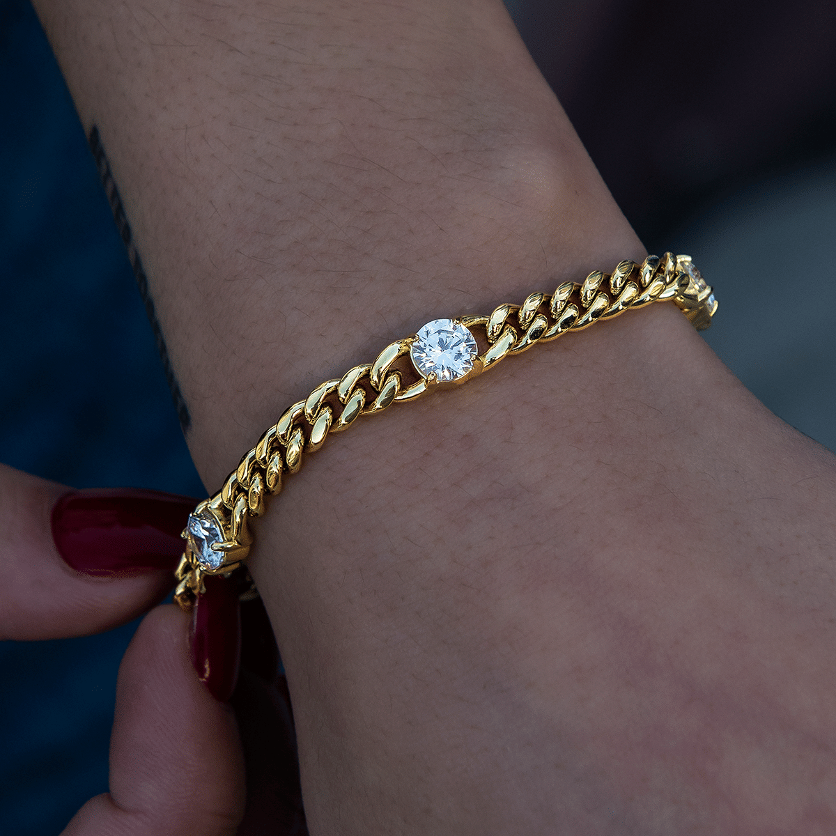 GLD Women GLD Round Stone Station Cuban Bracelet in Yellow Gold