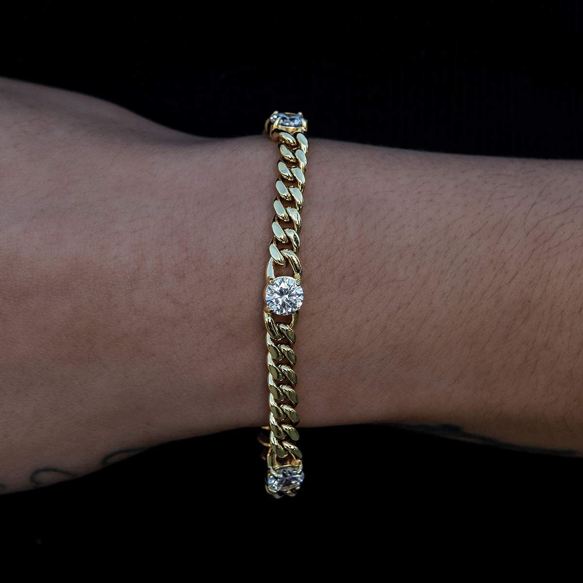 GLD Women GLD Round Stone Station Cuban Bracelet in Yellow Gold