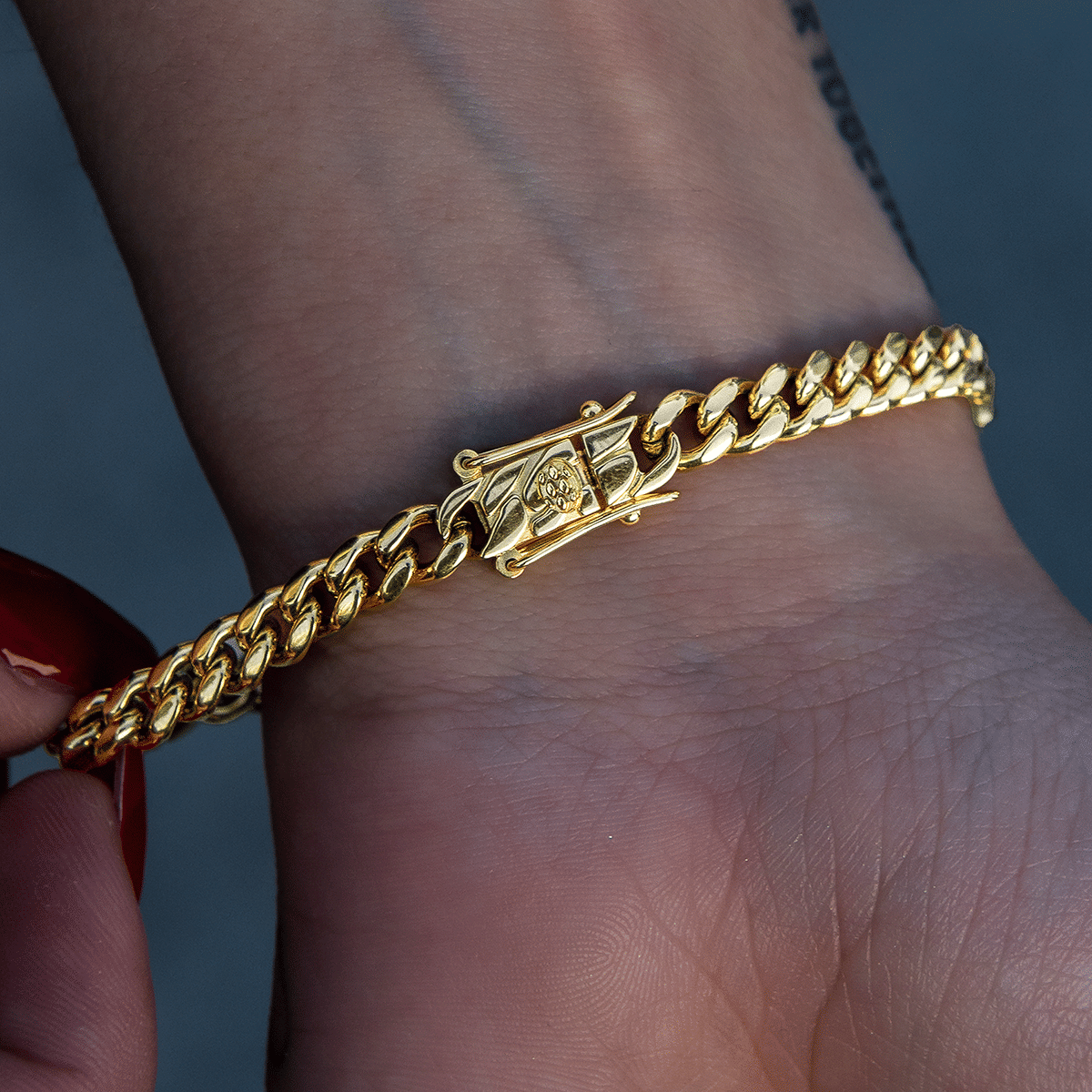 GLD Women GLD Round Stone Station Cuban Bracelet in Yellow Gold