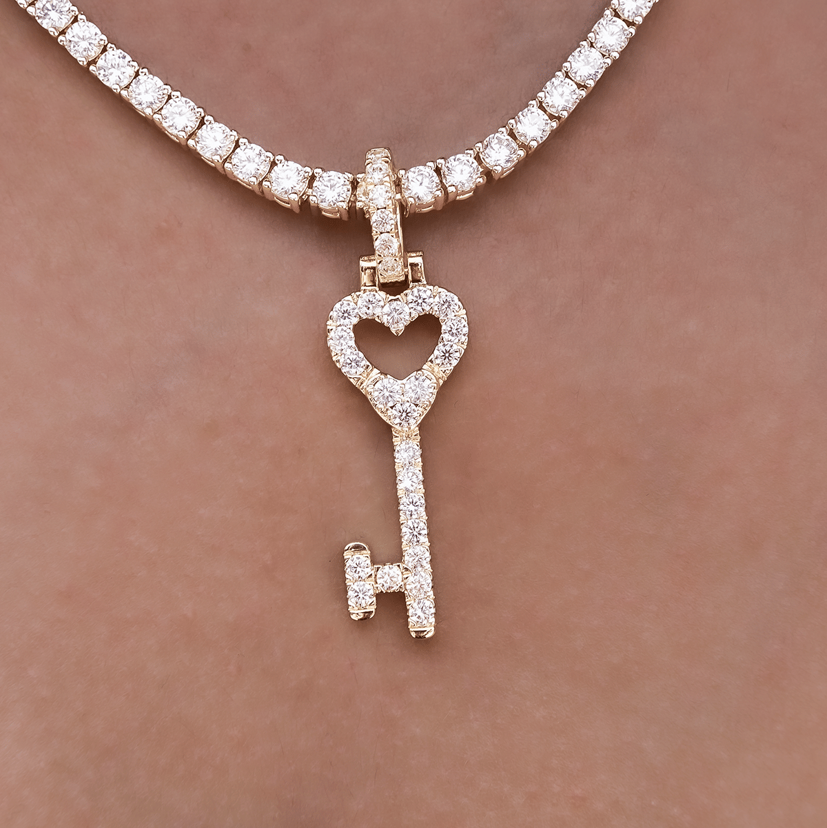 GLD PROMO - WOMEN Diamond Heart Key Pendant in Yellow Gold