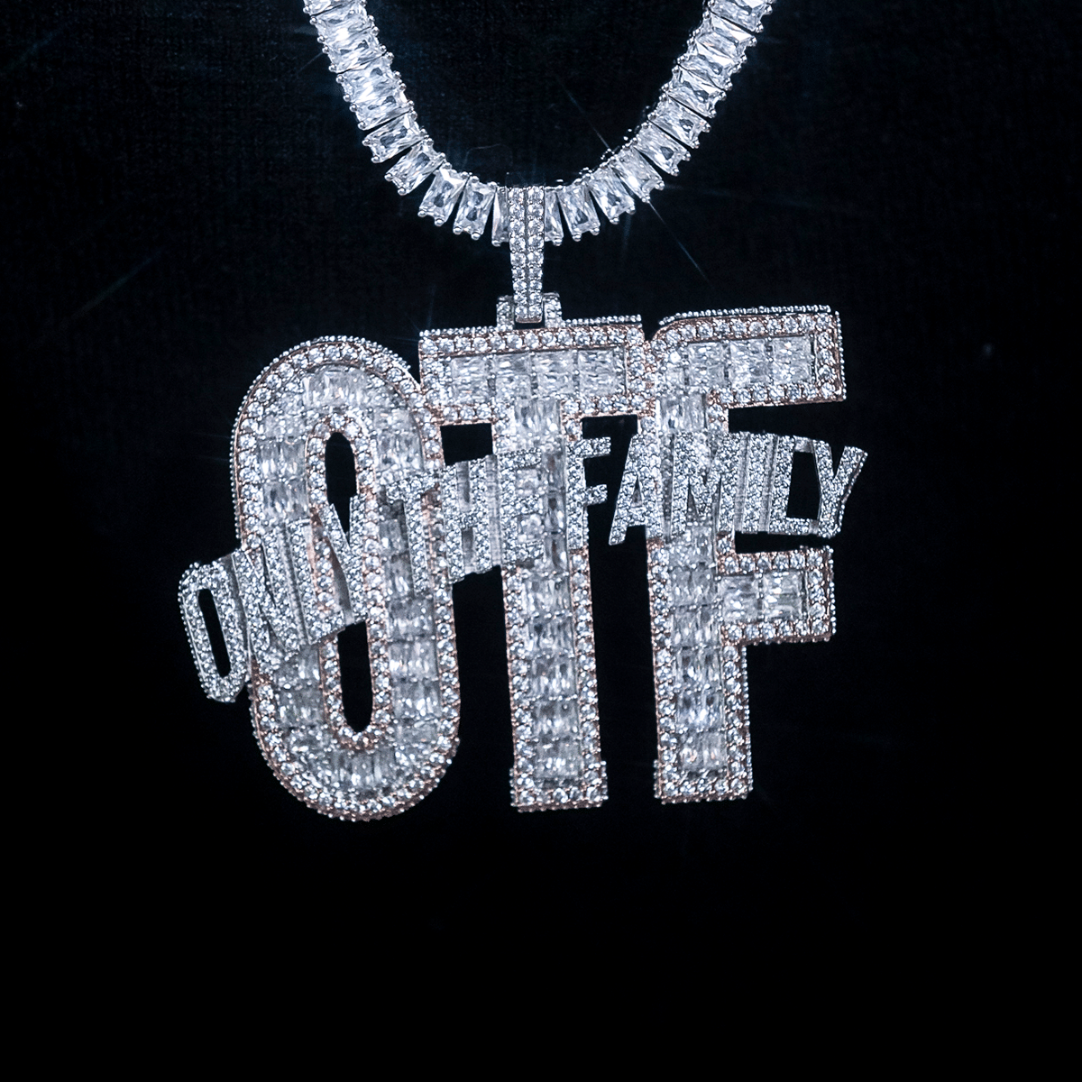 GLD PROMO OTF Baguette Pendant