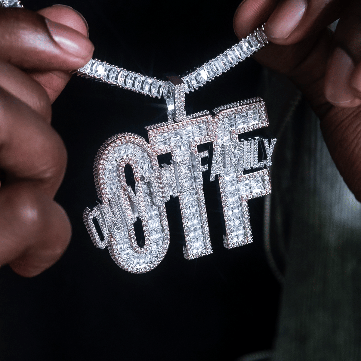 GLD PROMO OTF Baguette Pendant