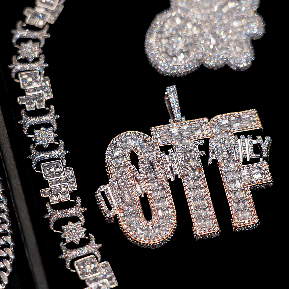 GLD PROMO OTF Baguette Pendant